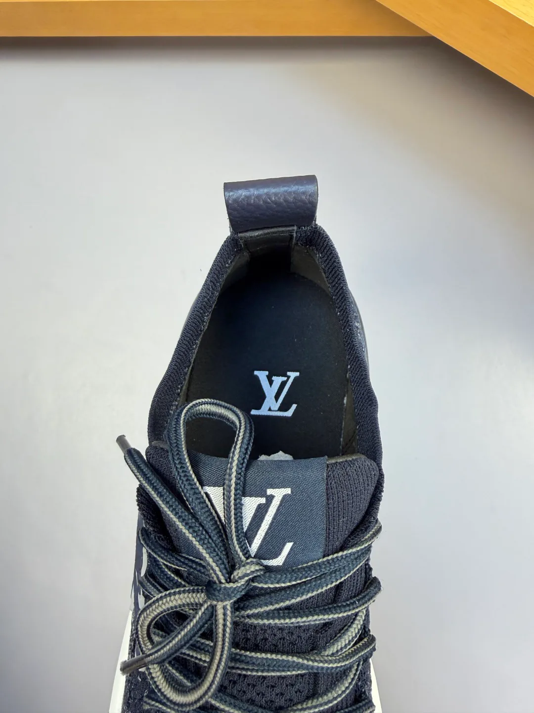 Men's Sneakers LOUIS VUITTON 18142544