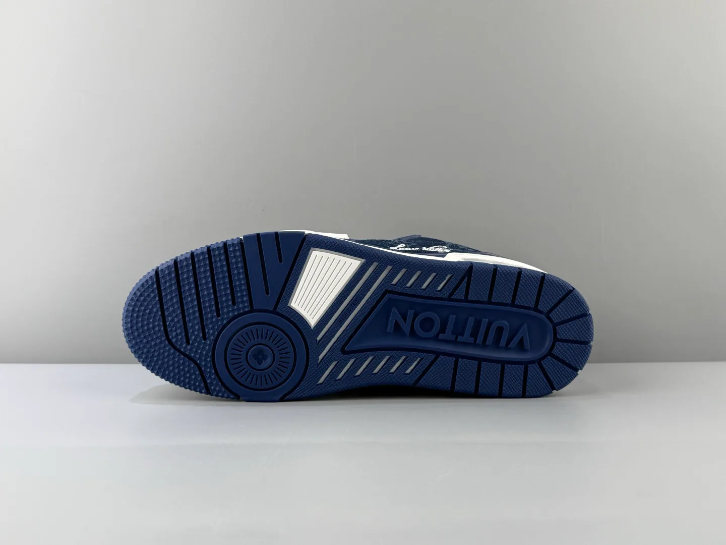 Women's Sneakers LOUIS VUITTON 18552374