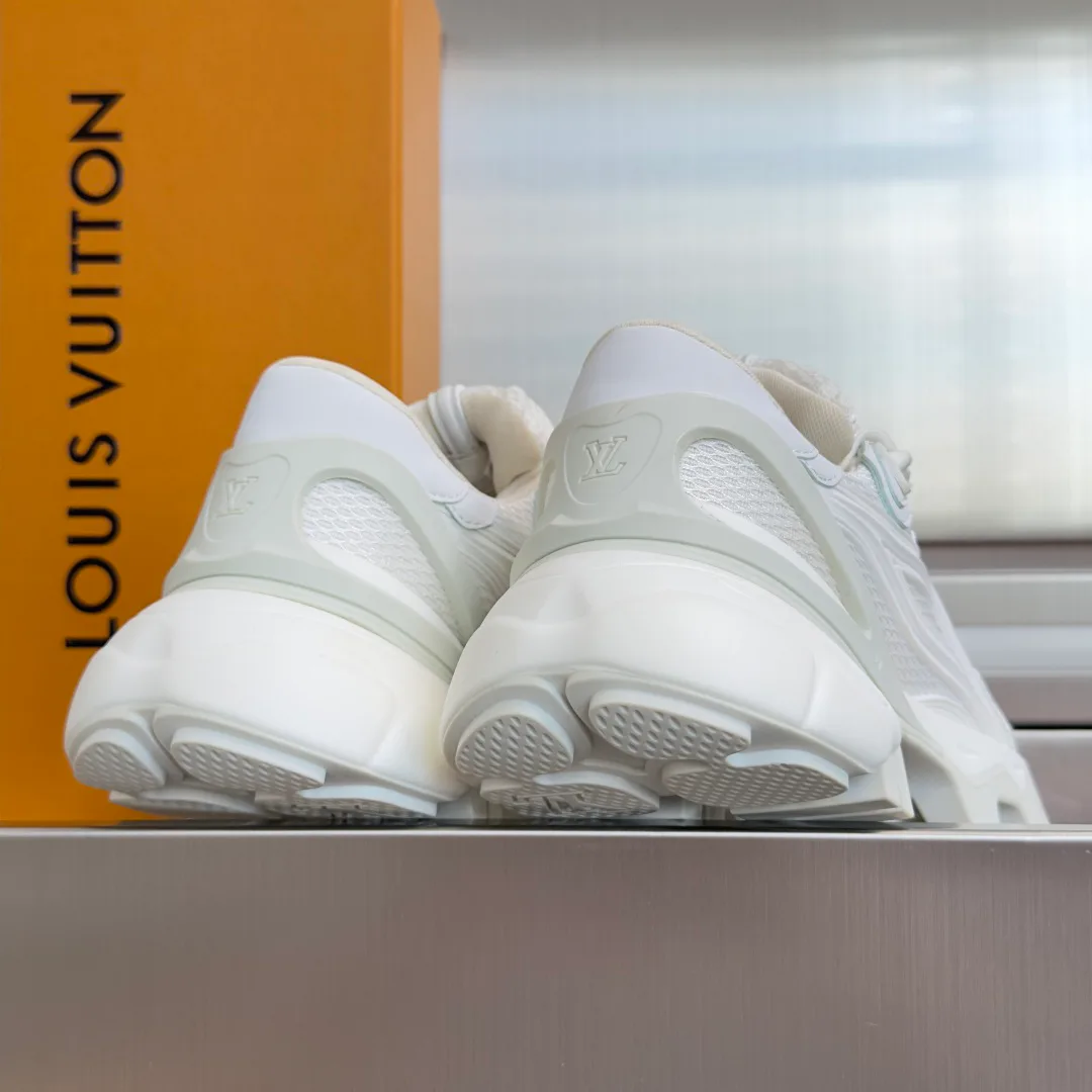 Women's Sneakers LOUIS VUITTON 17950391