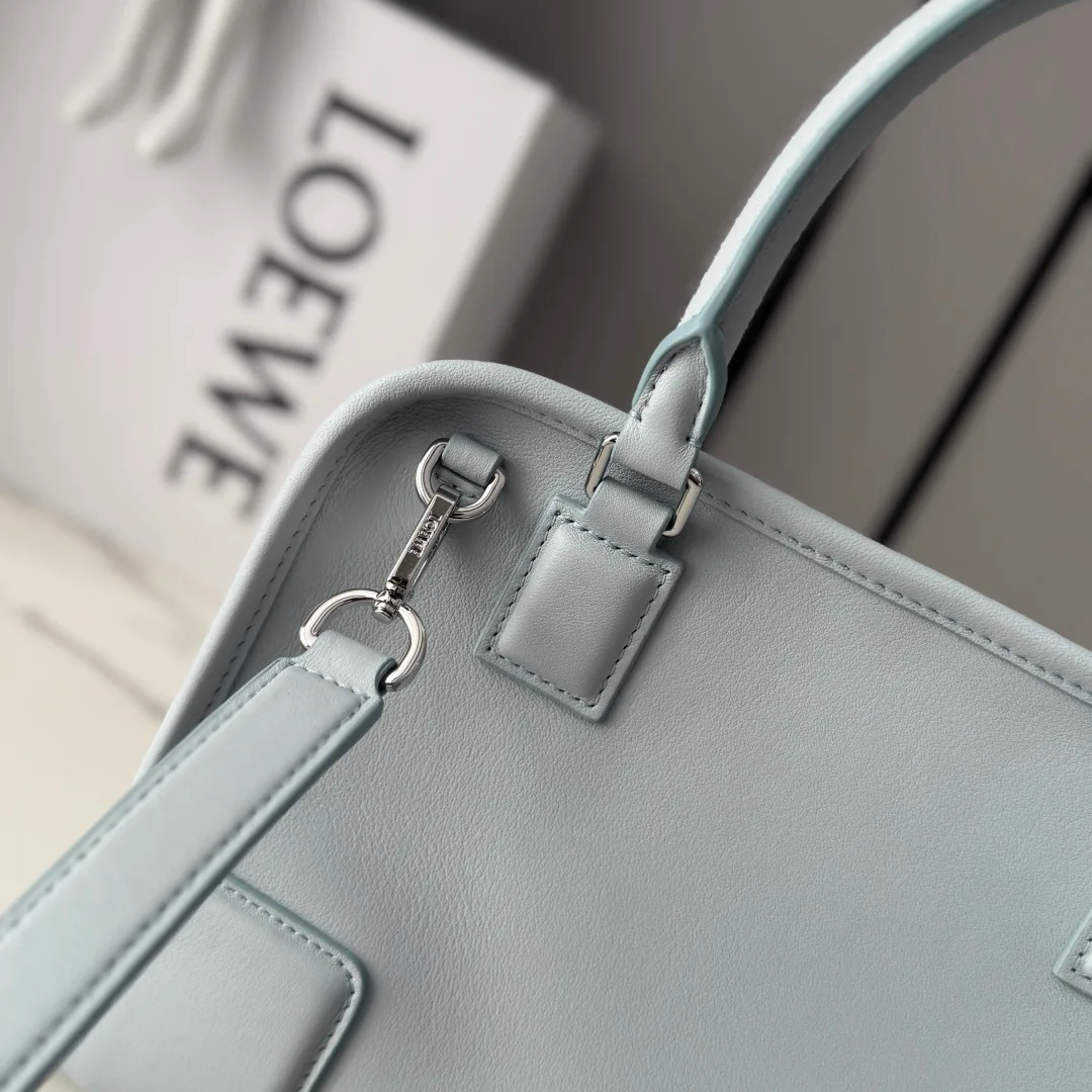 Women's Classic Handbags LOEWE 18229668