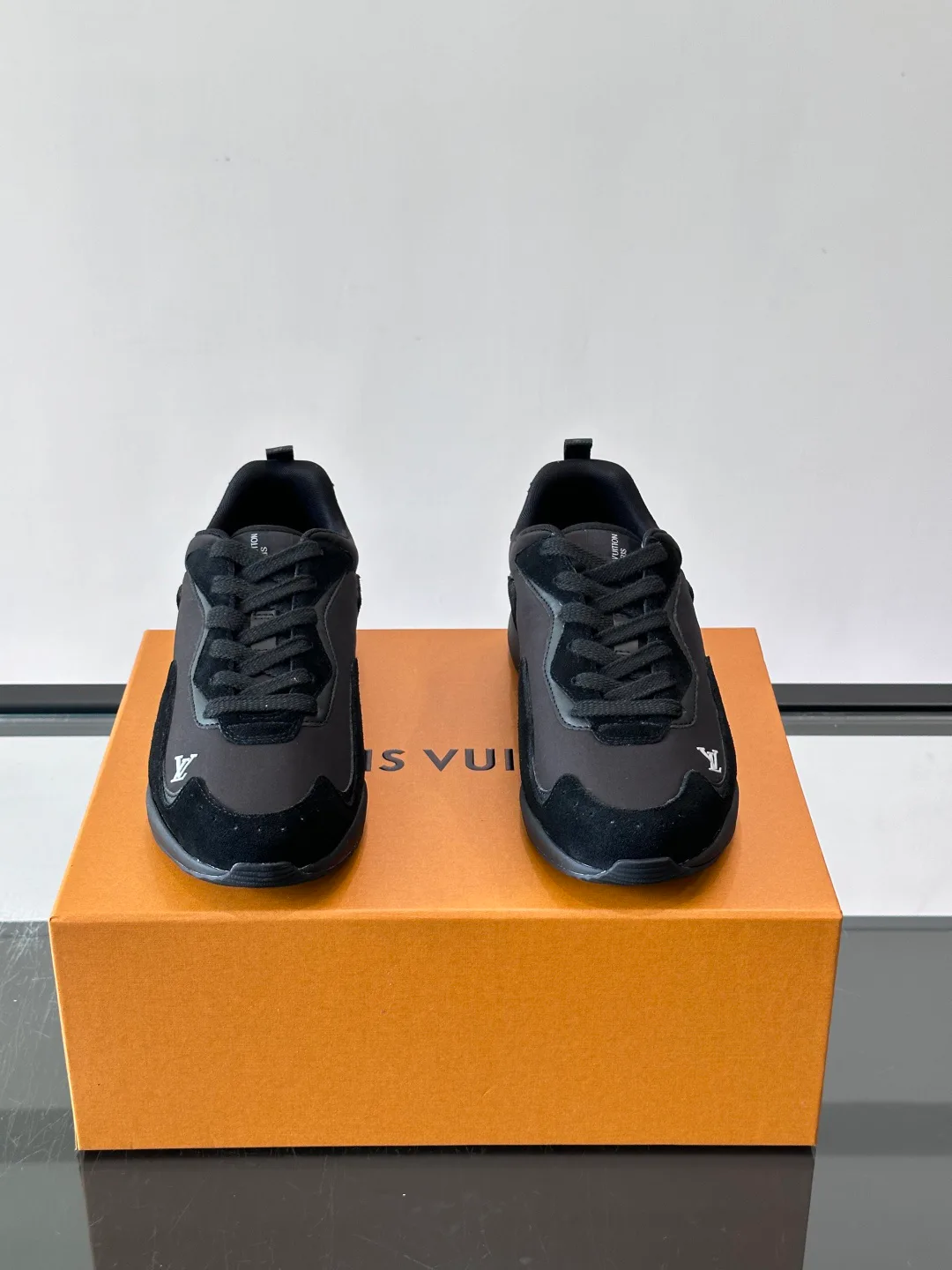 Men's Sneakers LOUIS VUITTON 17869451