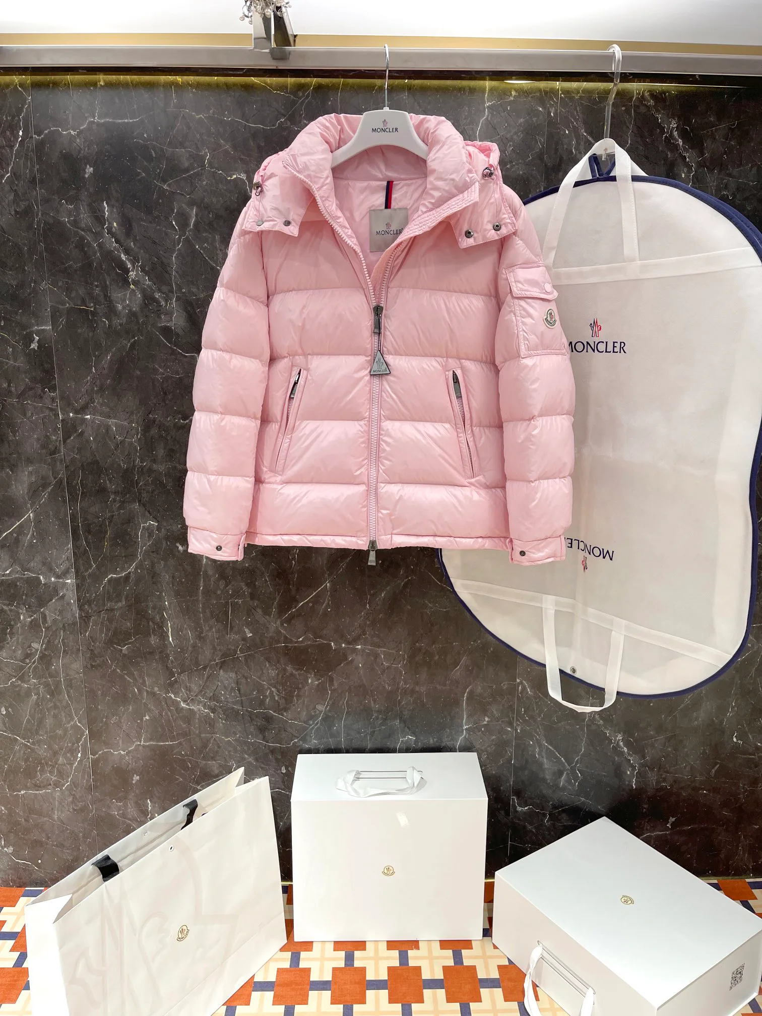 Women's Jackets And Down Jackets MONCLER 18188956