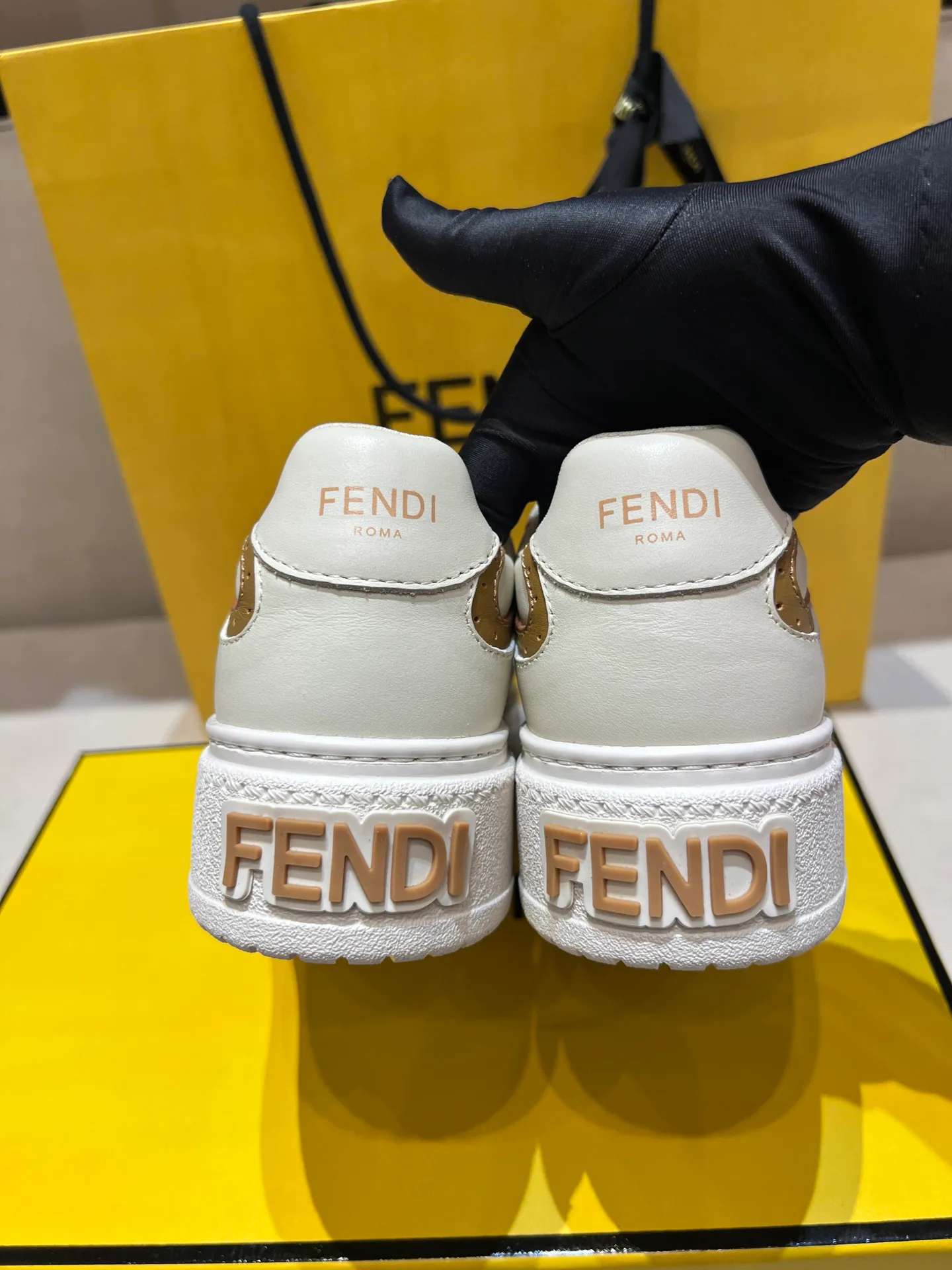 Women's Sneakers FENDI 18020642