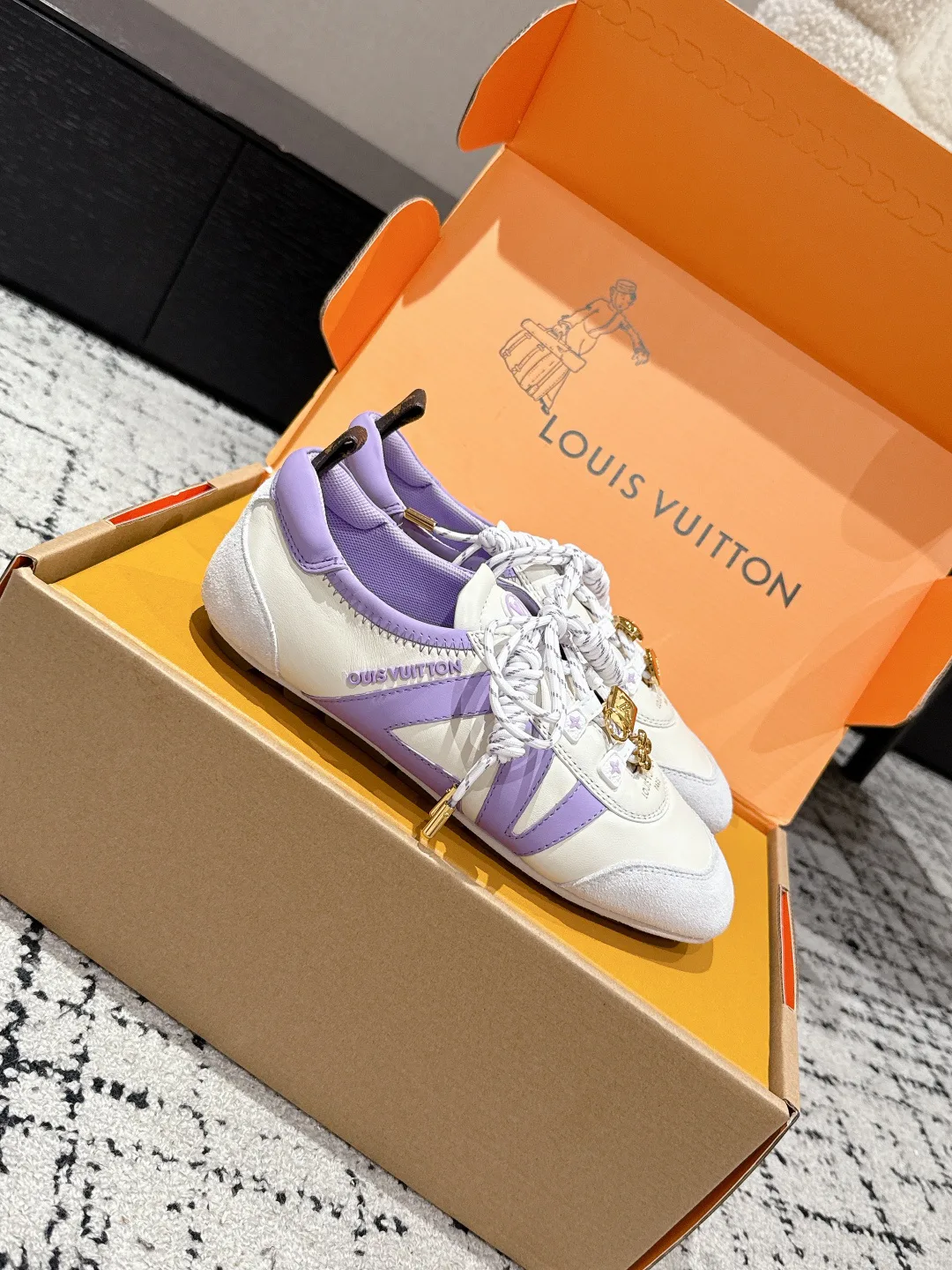 Women's Sneakers LOUIS VUITTON 18409719
