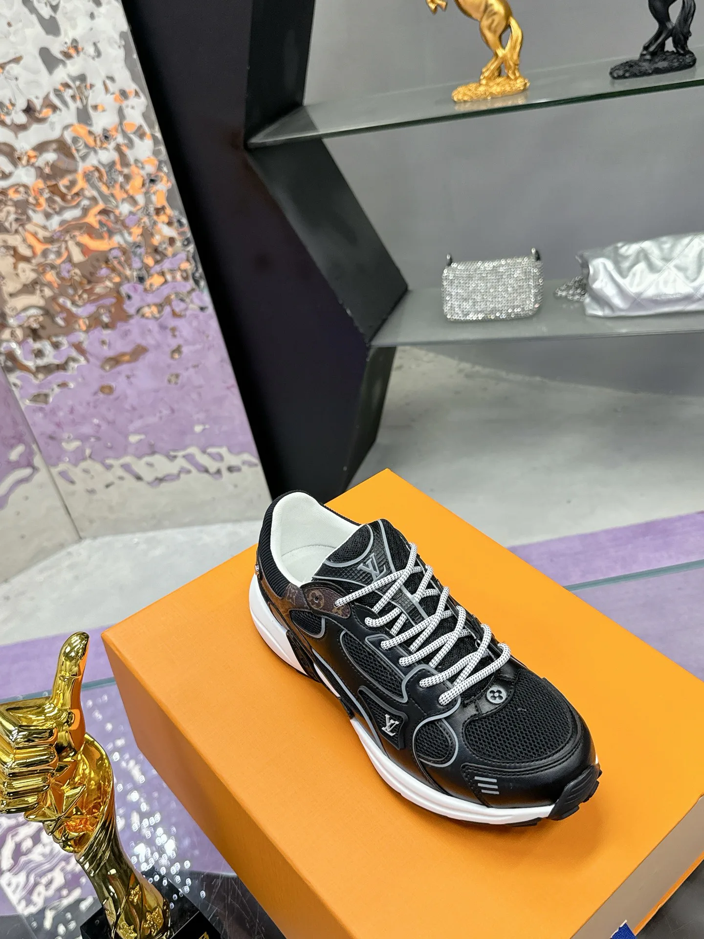 Women's Sneakers LOUIS VUITTON 17530429