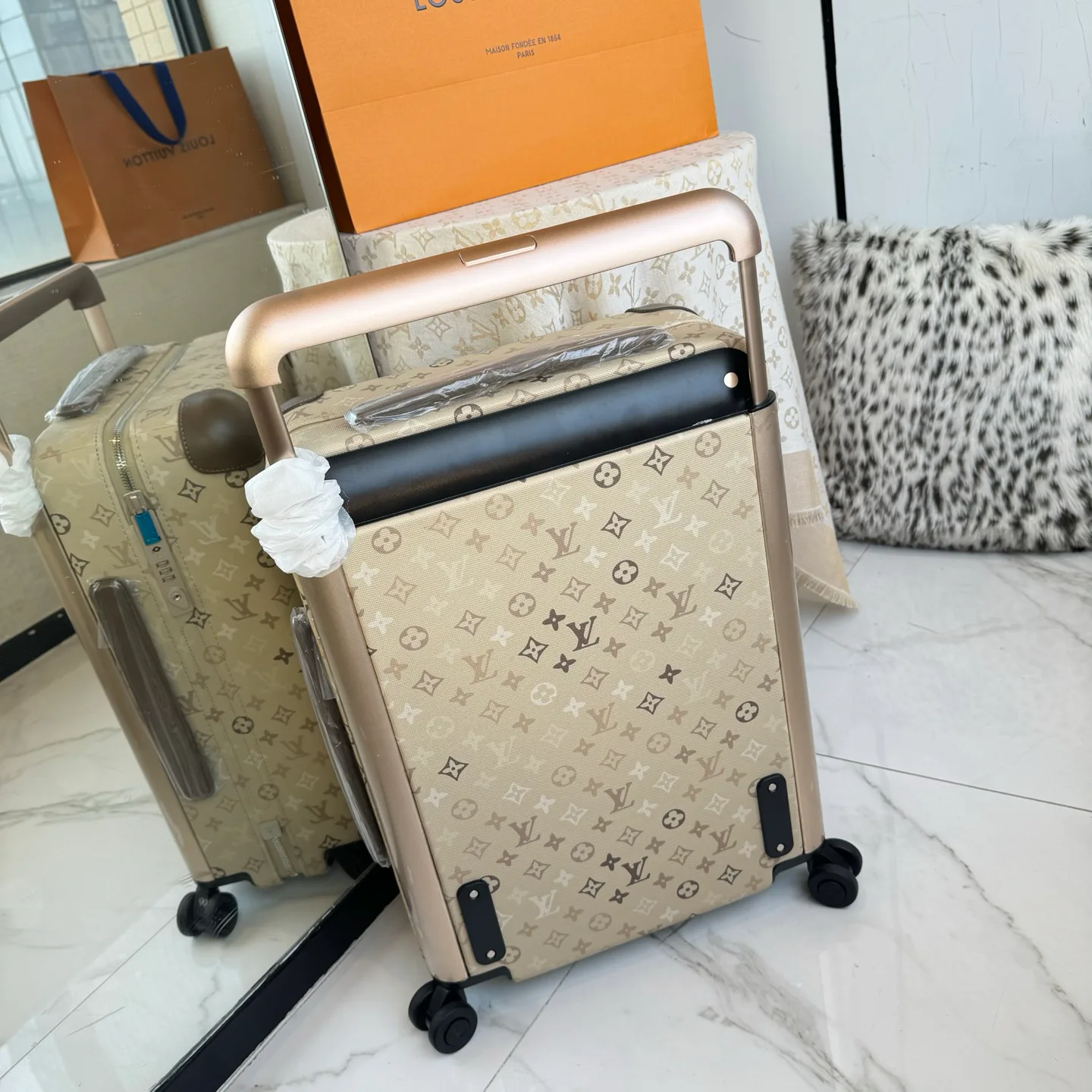 Suitcases LOUIS VUITTON 17675231