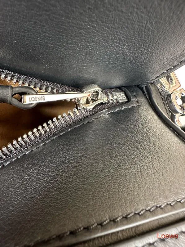Women's Classic Handbags LOEWE 17271514