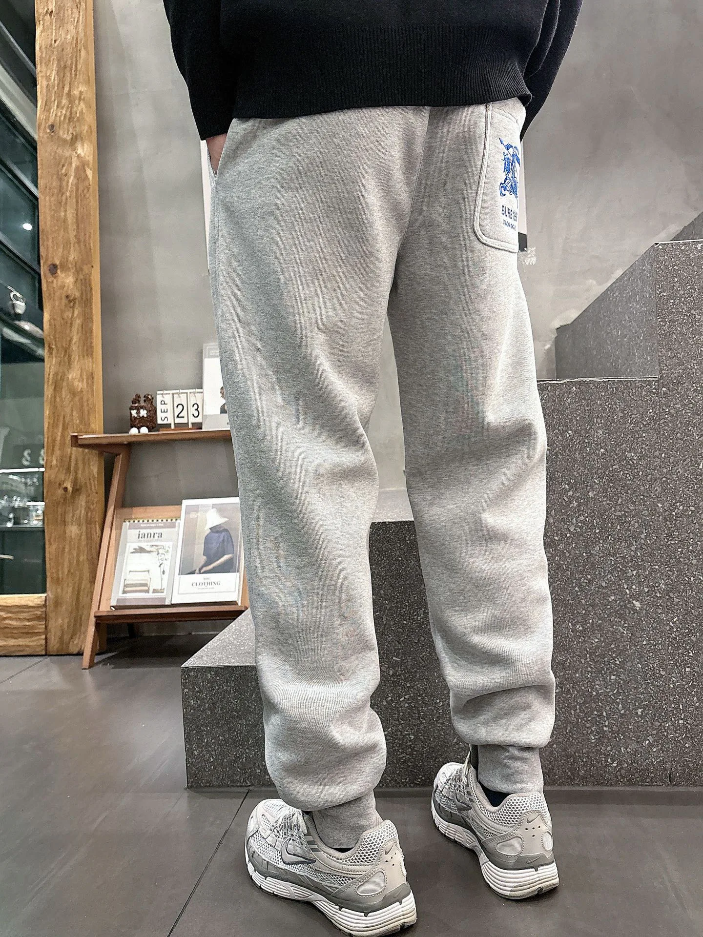 Брюки Мужские Burberry 18596885