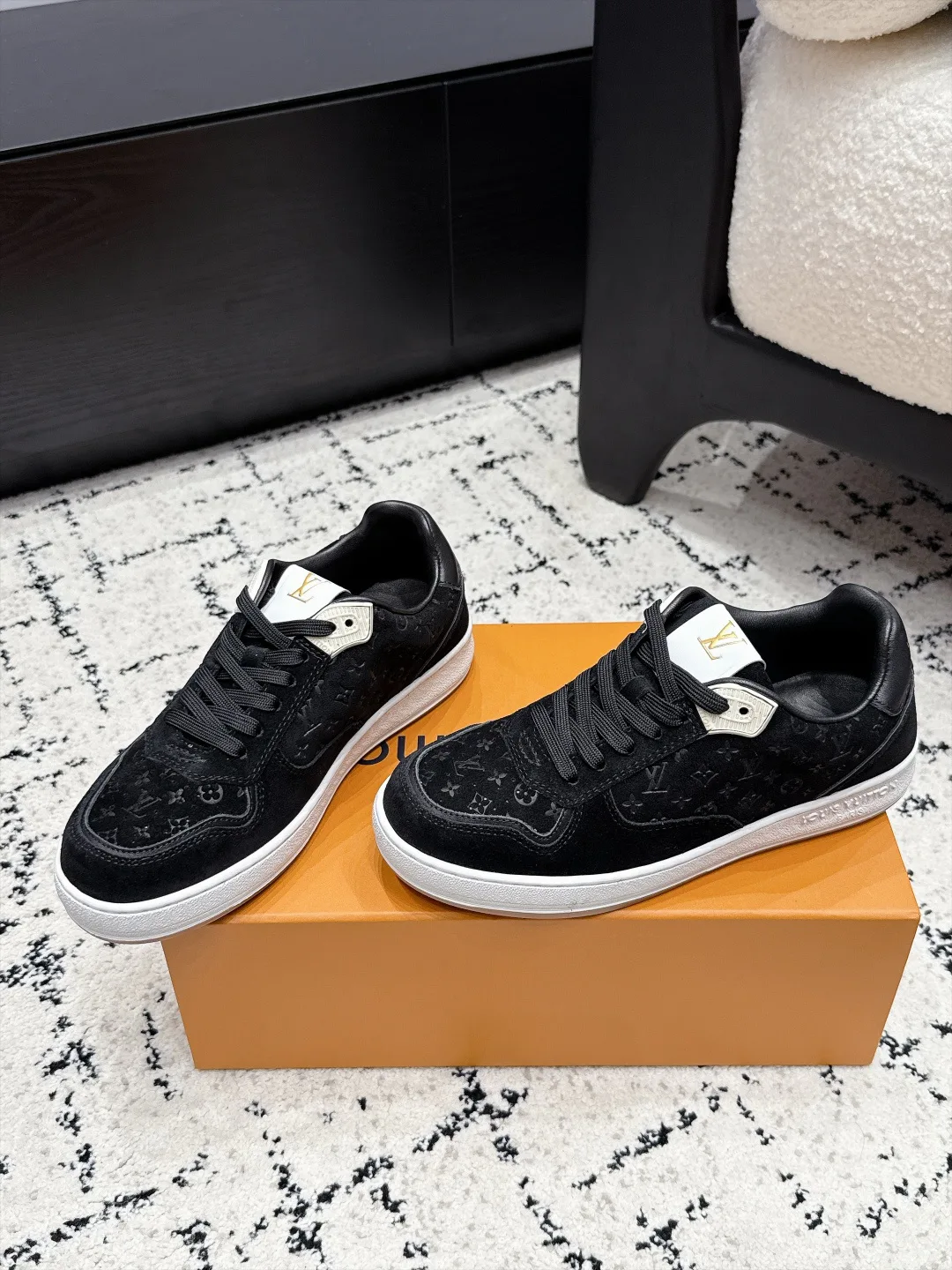 Women's Sneakers LOUIS VUITTON 18505547