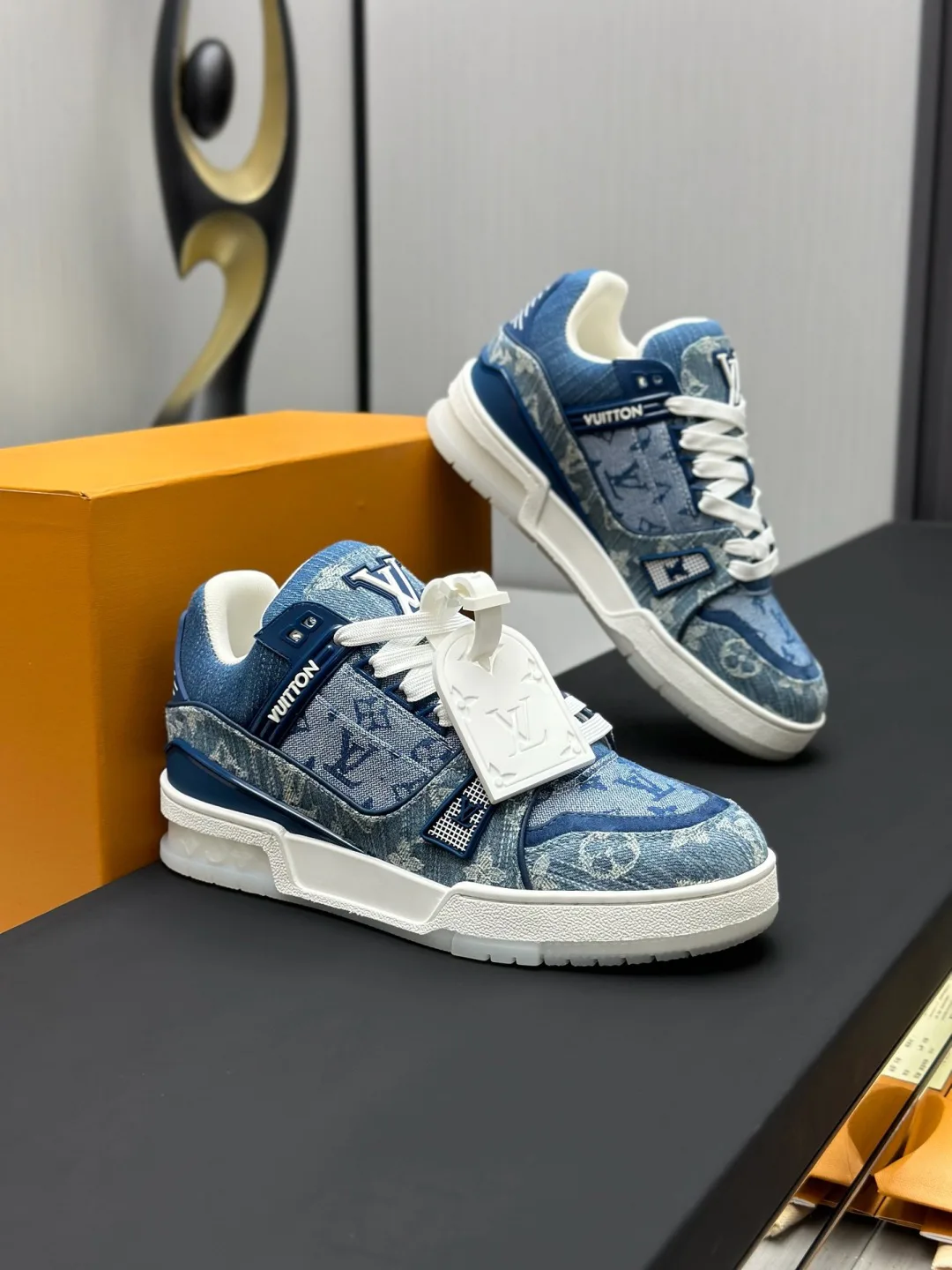 Women's Sneakers LOUIS VUITTON 18011532