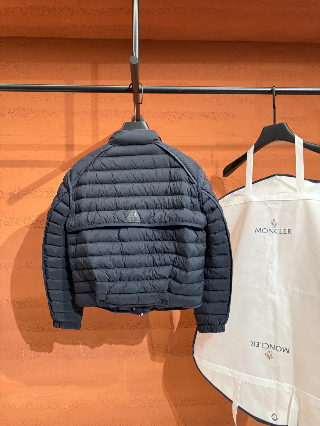 Women's Jackets And Down Jackets MONCLER 18048147