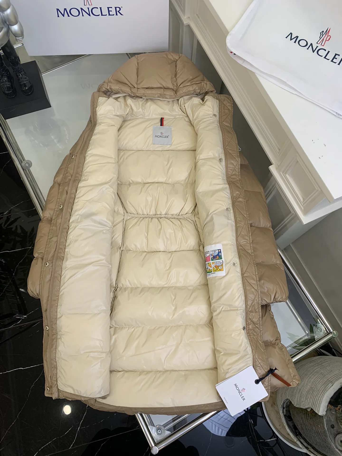 Women's Jackets And Down Jackets MONCLER 18240673