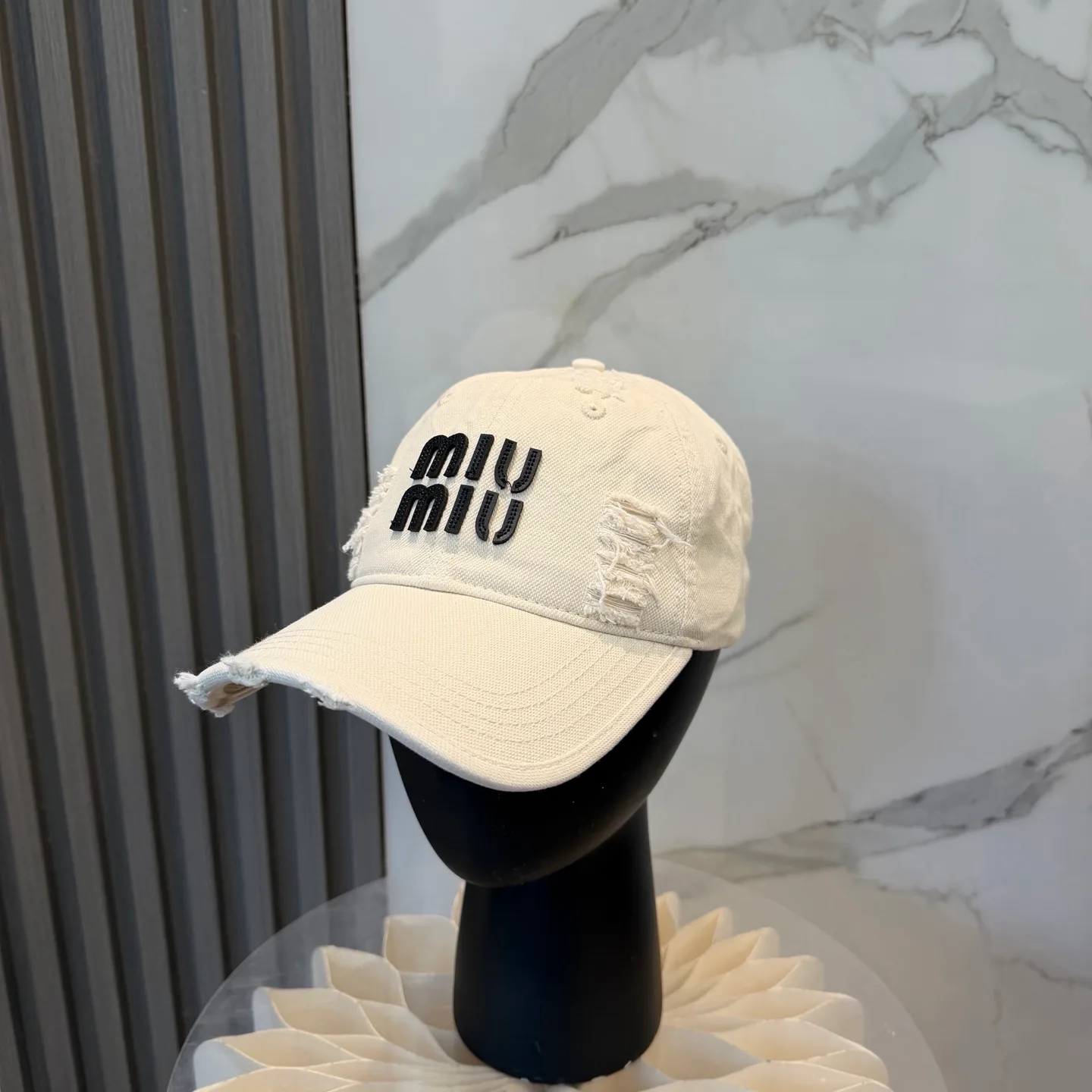 Hats MIU MIU 16853103