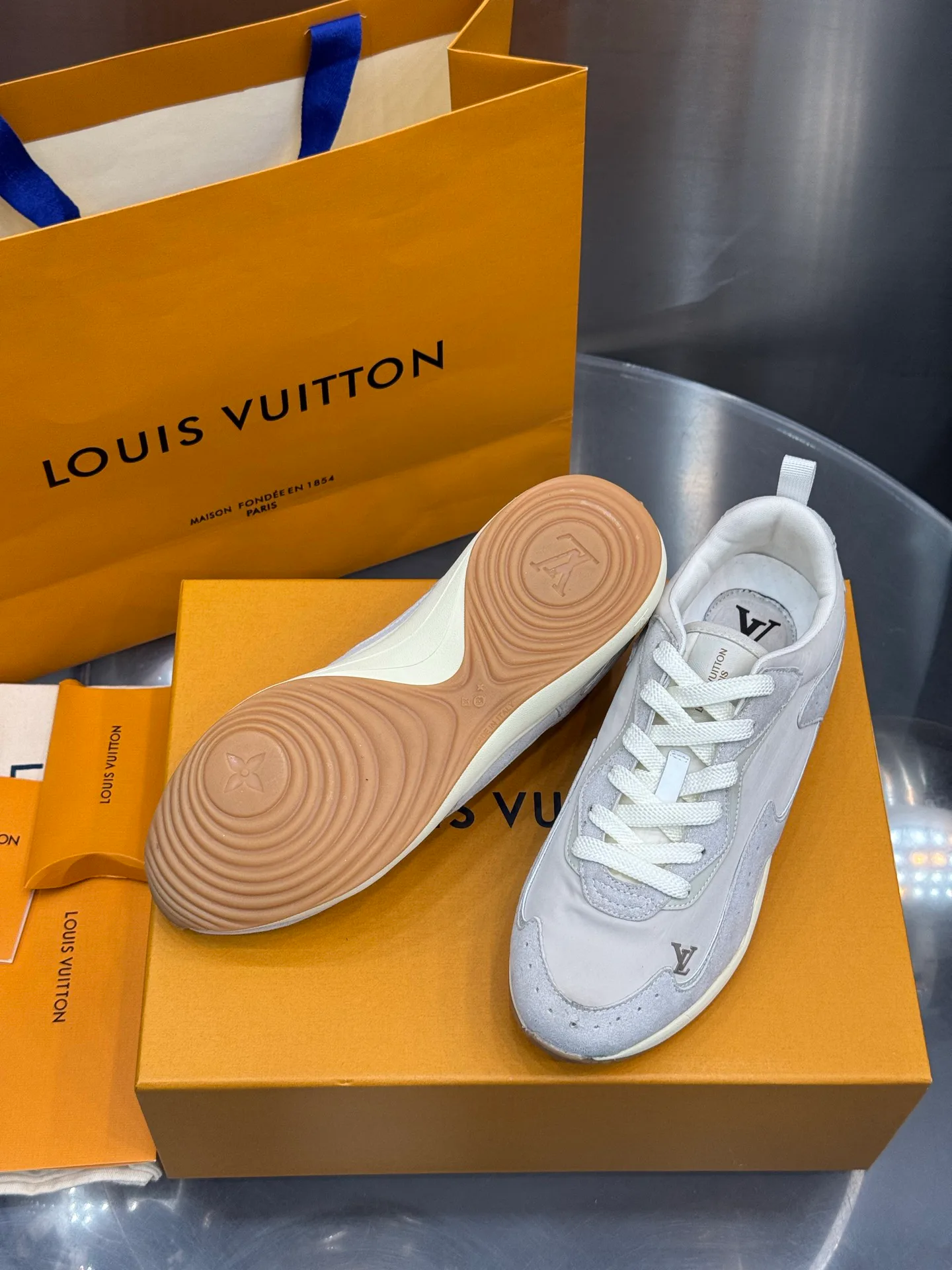Men's Sneakers LOUIS VUITTON 18202638