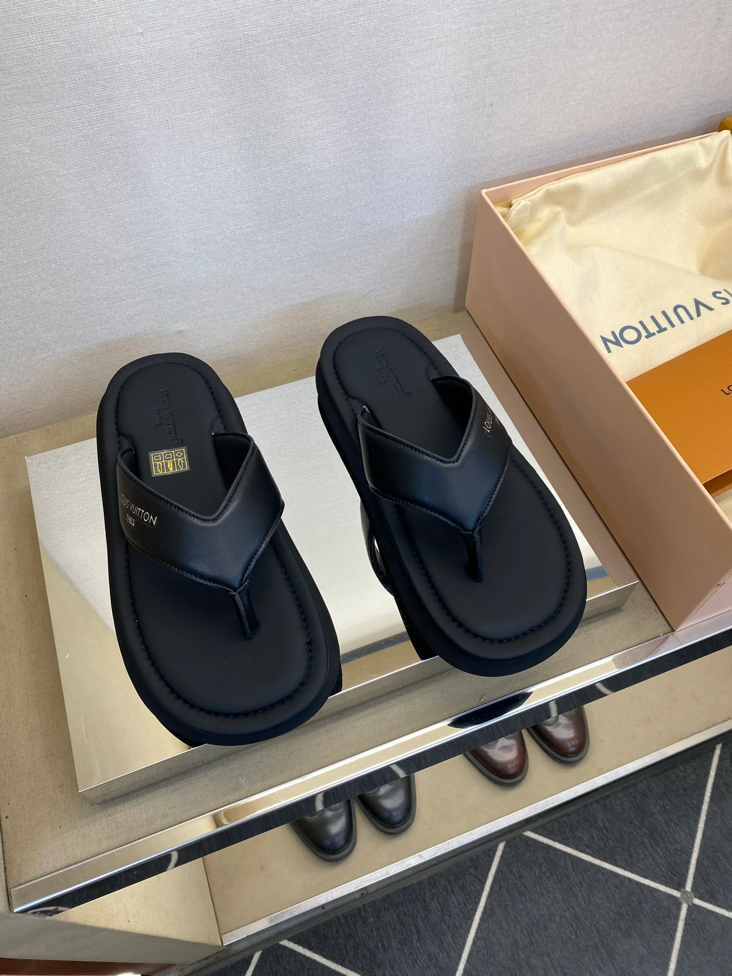 Men's Flip-Flops LOUIS VUITTON 17706390