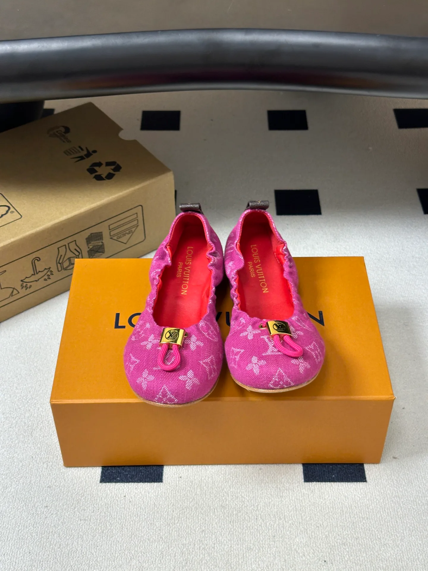 Women's Ballet Flats LOUIS VUITTON 17768171
