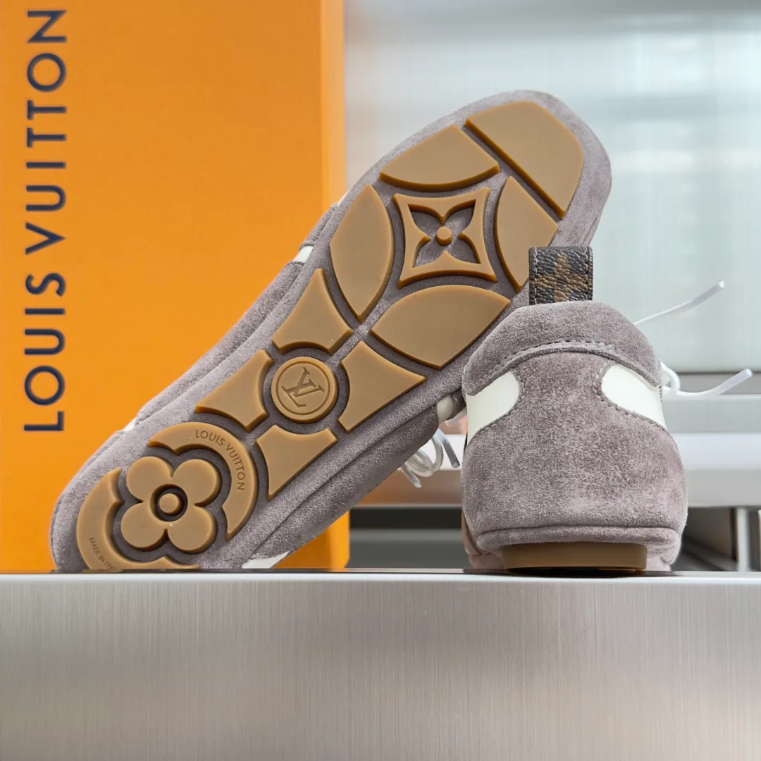 Women's Sneakers LOUIS VUITTON 18083489