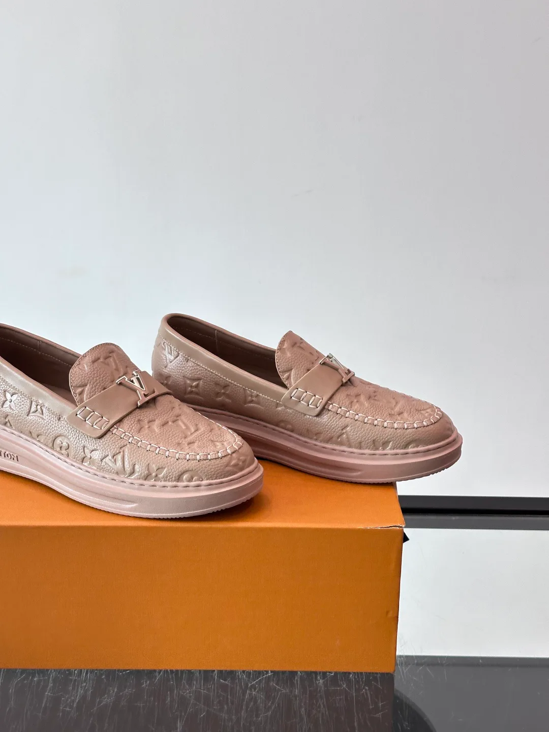 Men's Loafers And Dress Shoes LOUIS VUITTON 18400585