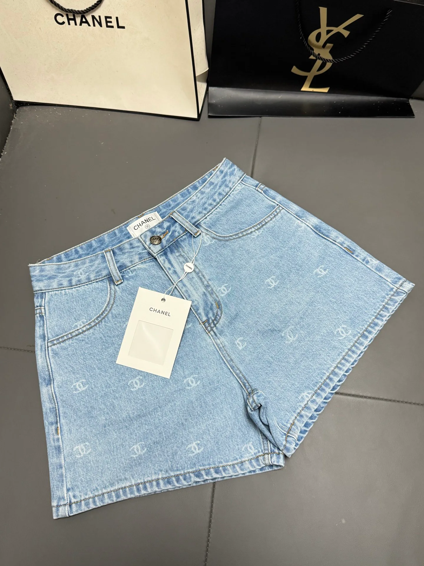 Women's Shorts CHANEL 17851574