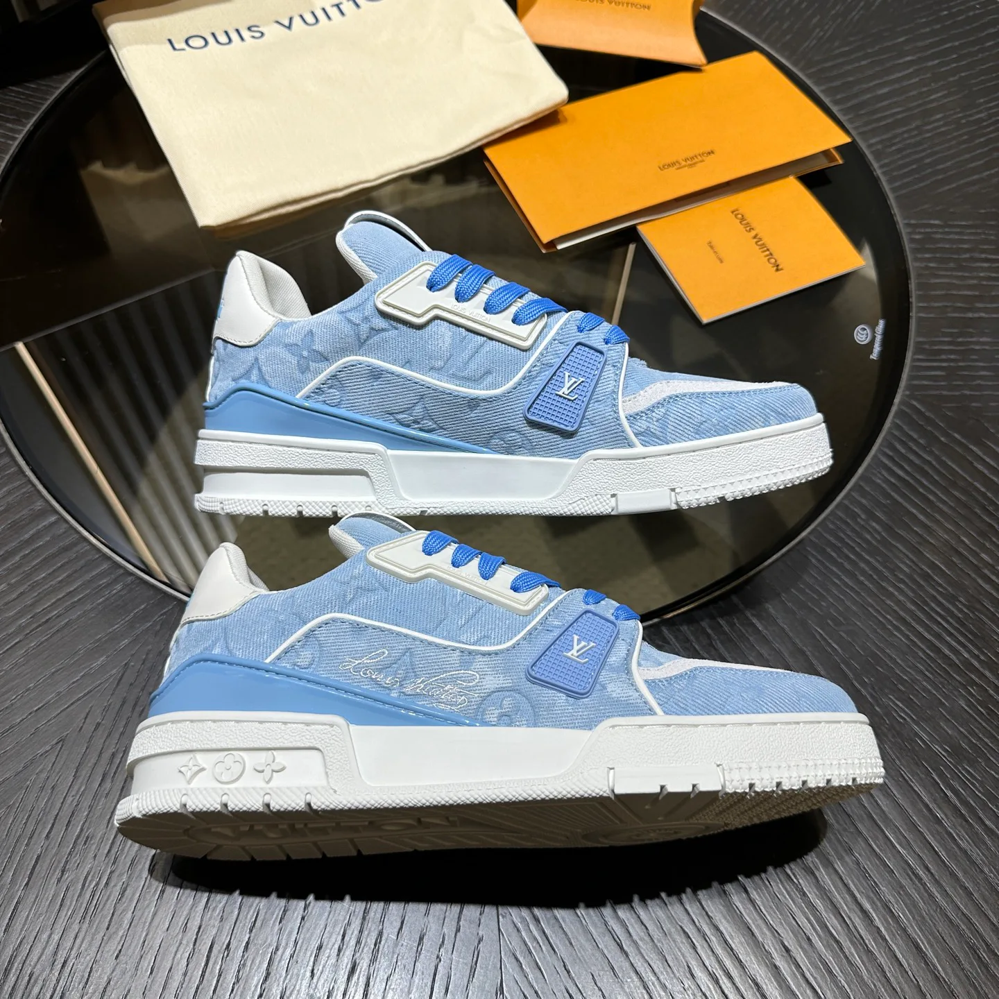 Women's Sneakers LOUIS VUITTON 18192502
