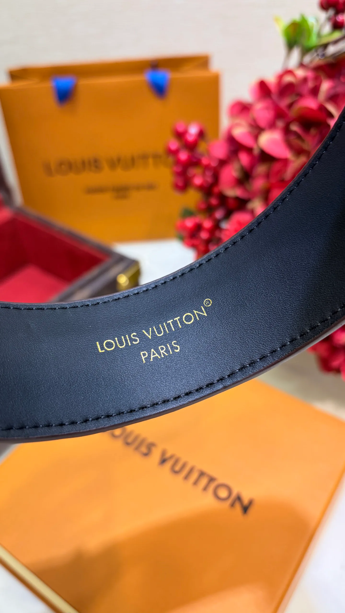 Hats LOUIS VUITTON 18202159
