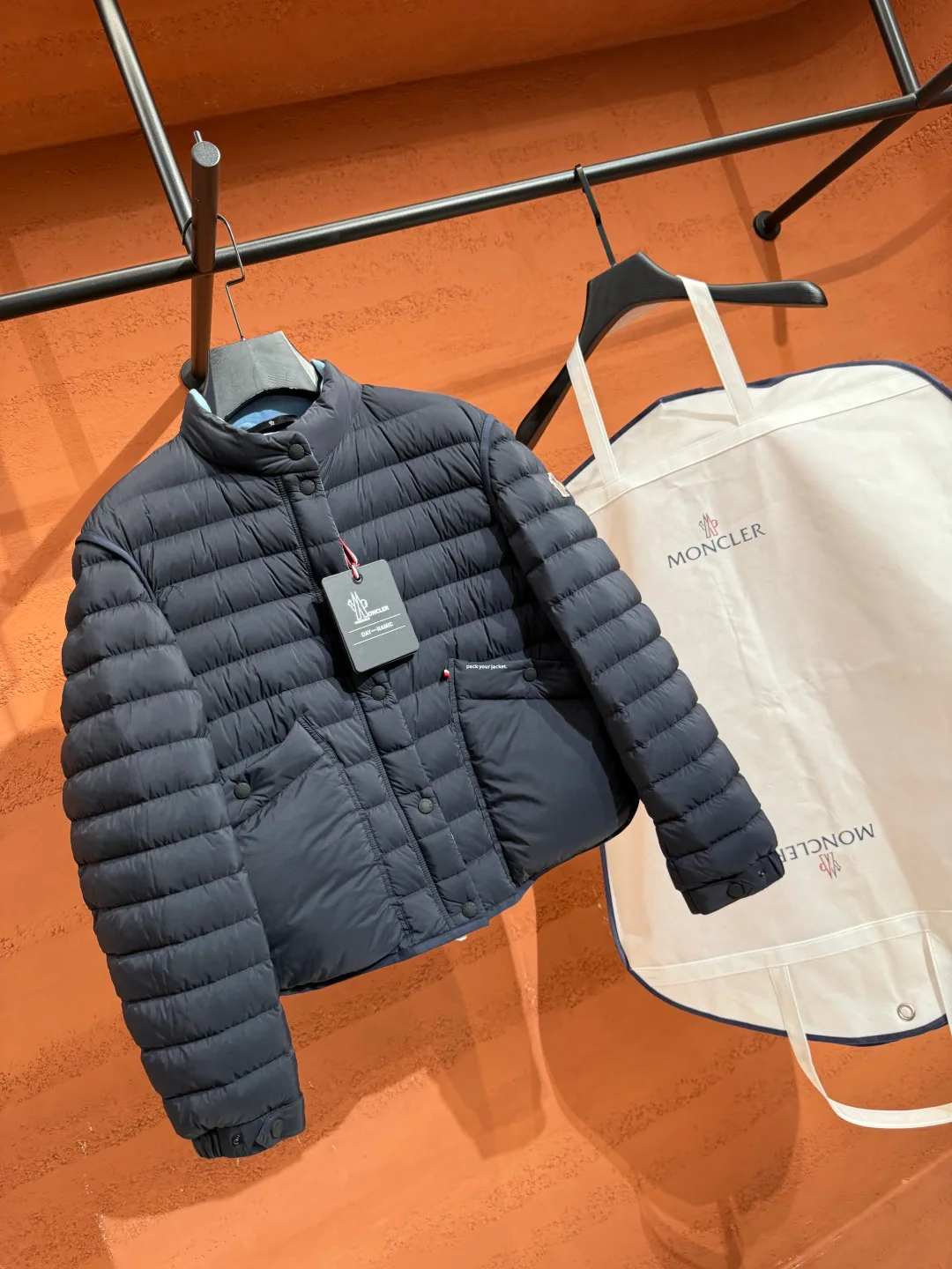 Women's Jackets And Down Jackets MONCLER 18048147