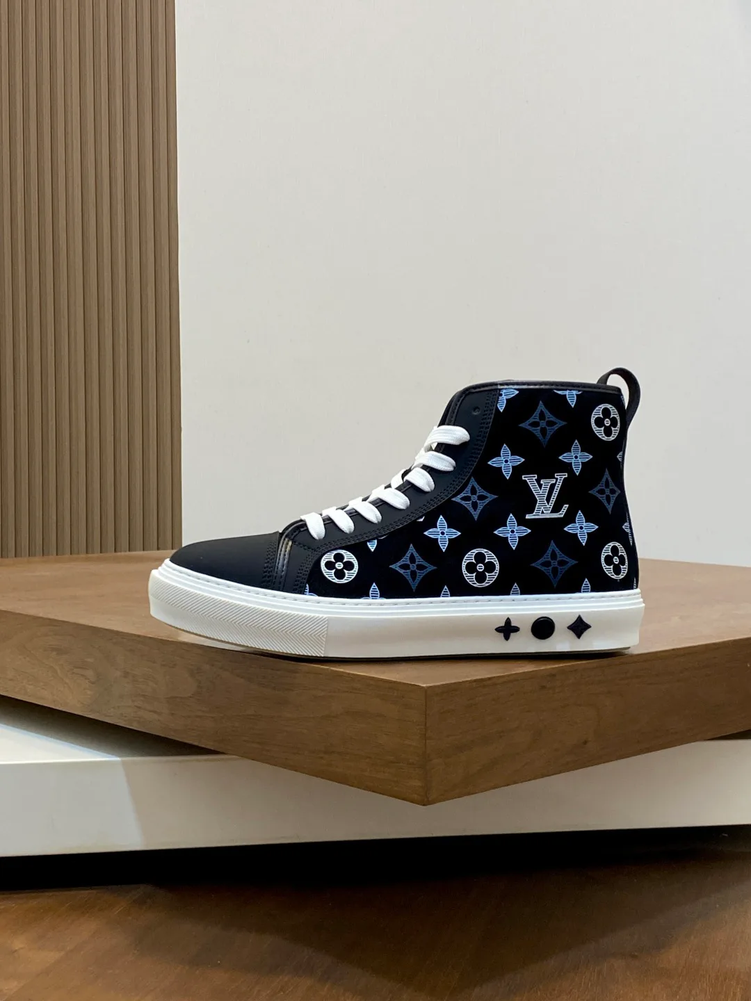 Men's Sneakers LOUIS VUITTON 18363475