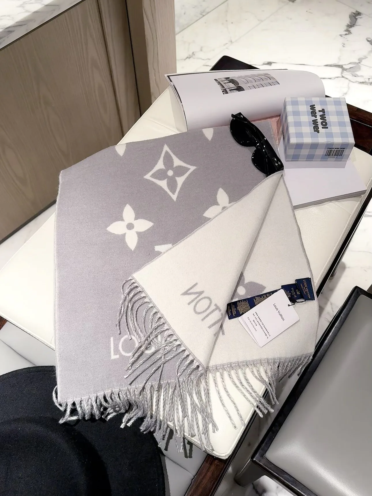 Scarves LOUIS VUITTON 18427102