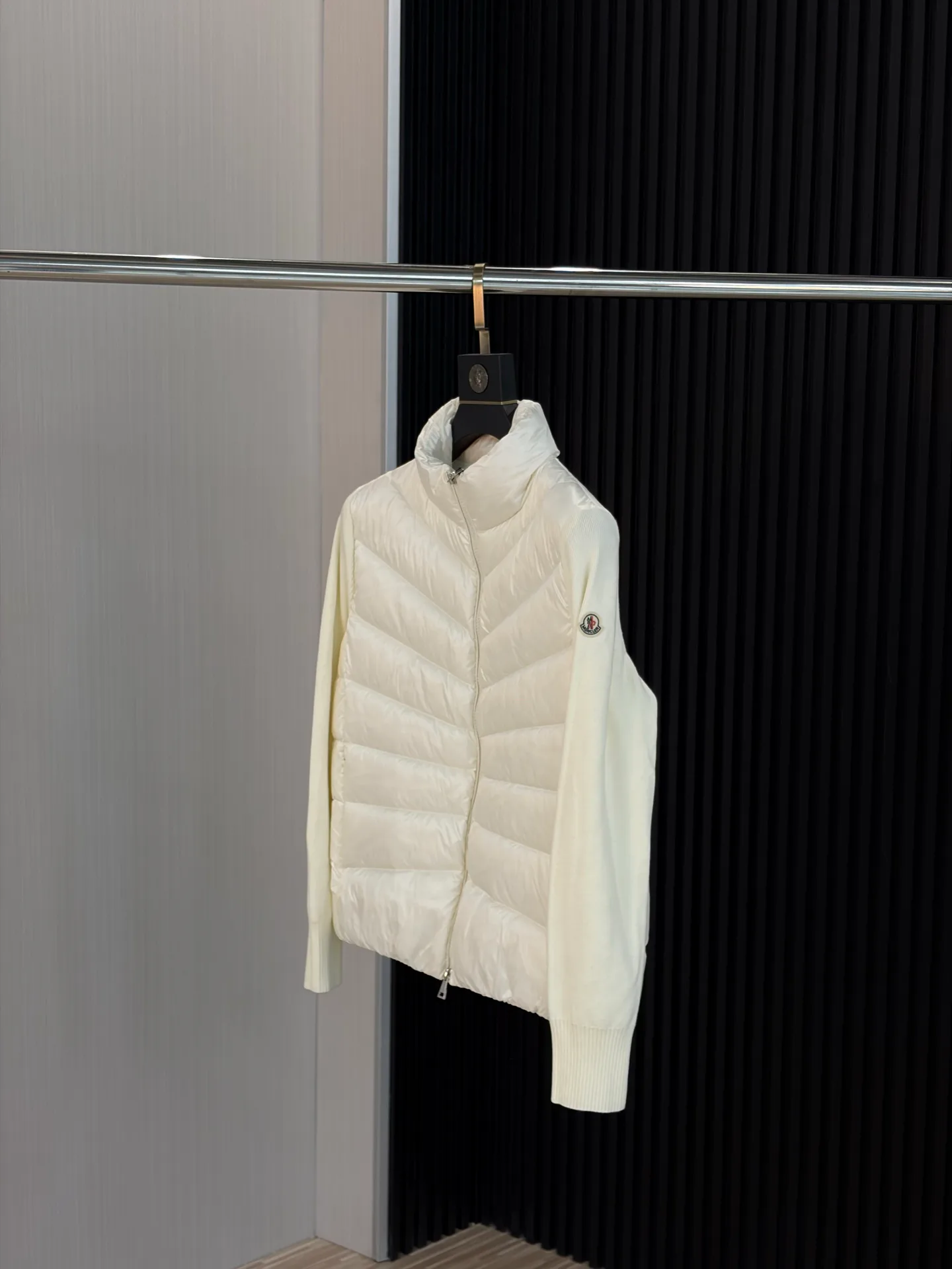 Women's Jackets And Down Jackets MONCLER 18529857