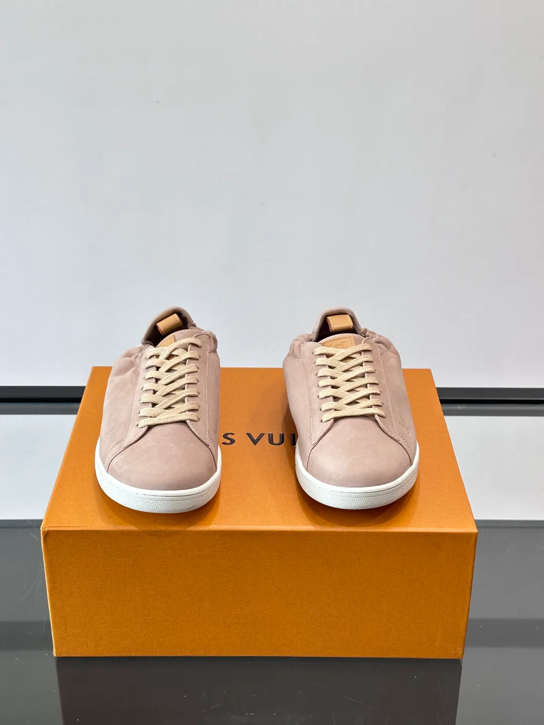 Men's Sneakers LOUIS VUITTON 18263704