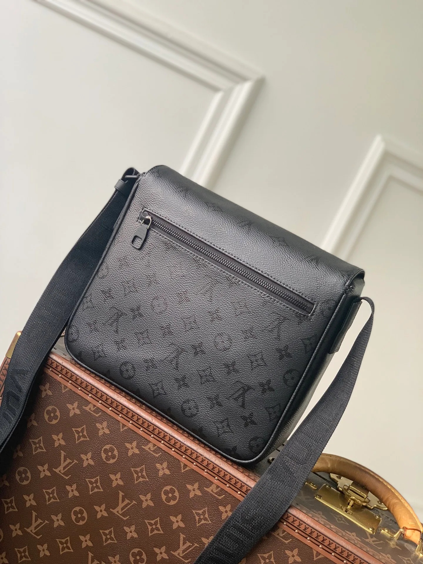 Women's Shoulder Bags LOUIS VUITTON 18147470