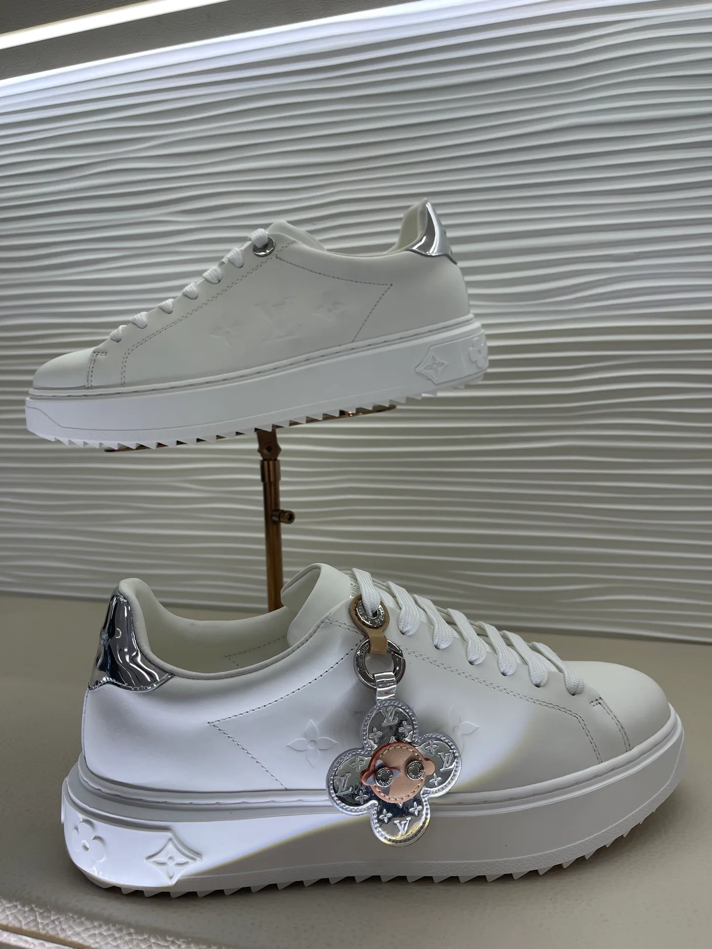 Women's Sneakers LOUIS VUITTON 18080228