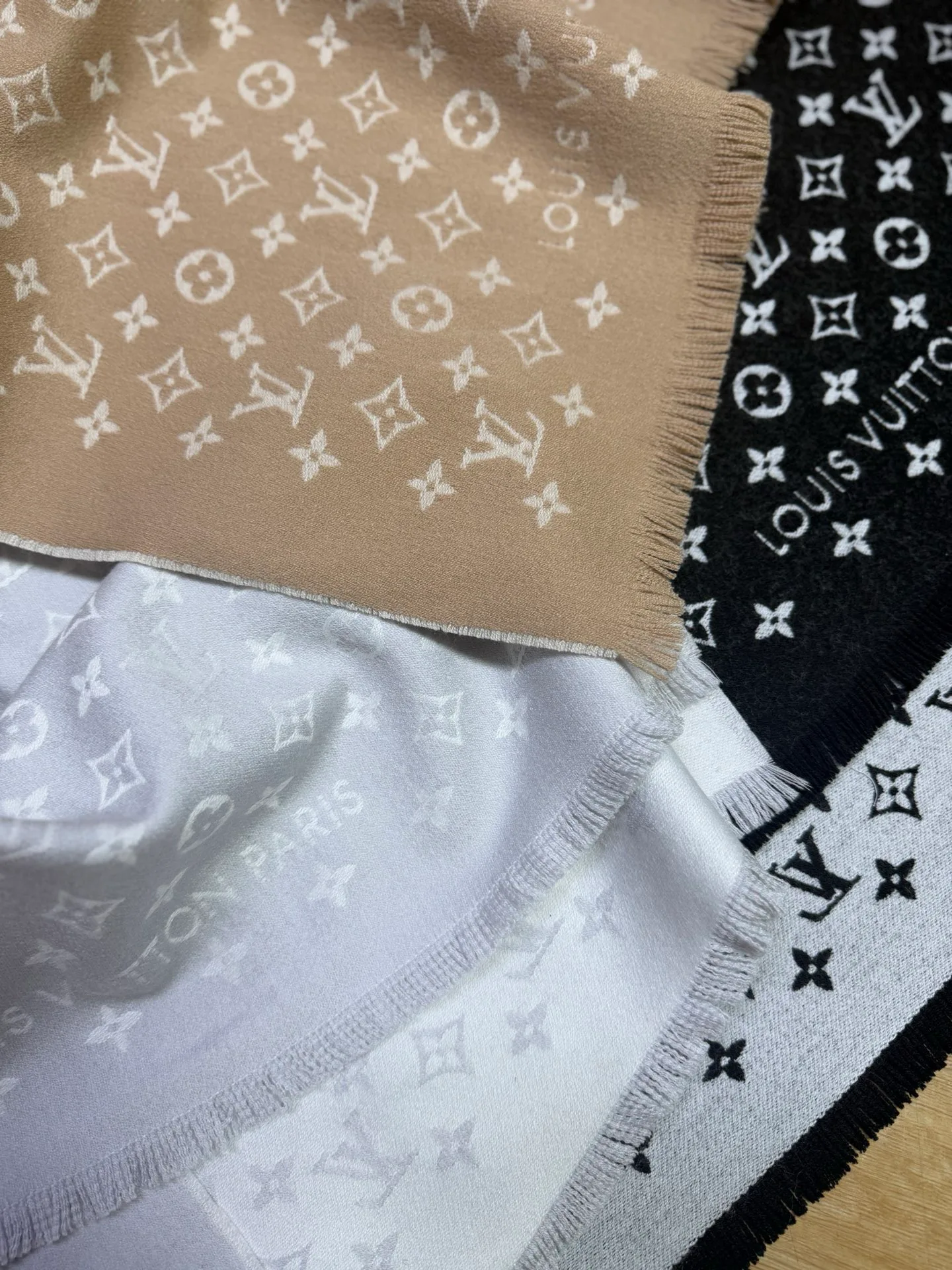 Scarves LOUIS VUITTON 18426914