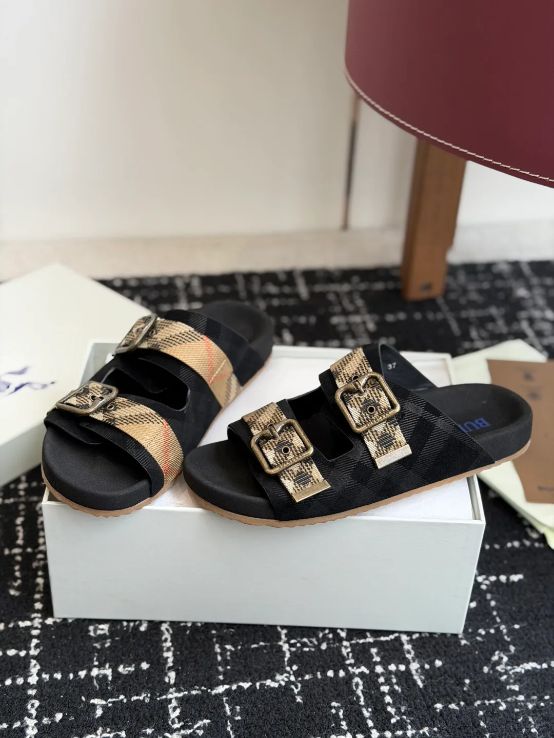 Women's Flip-Flops BURBERRY 17075329