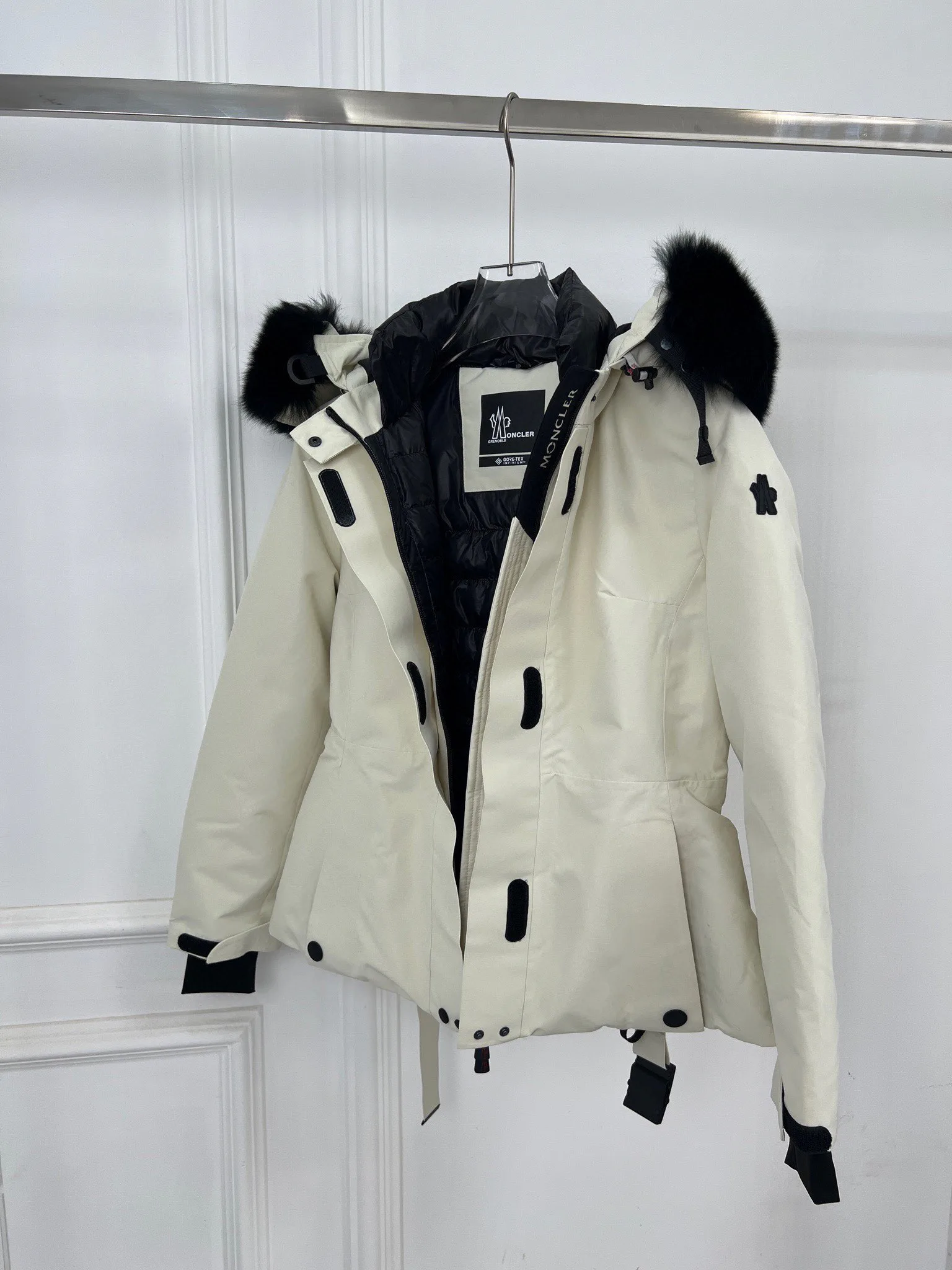 Women's Jackets And Down Jackets MONCLER 18416208