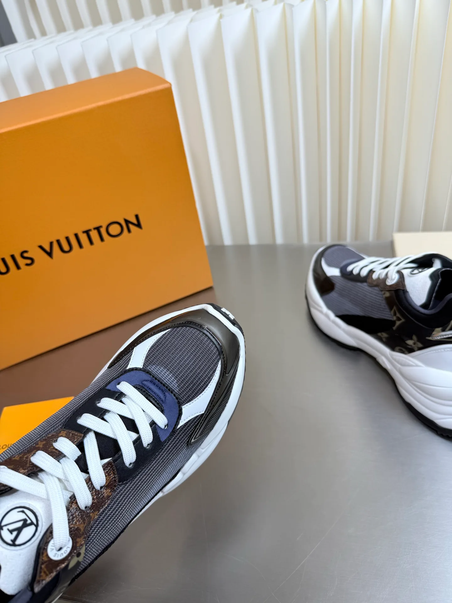 Women's Sneakers LOUIS VUITTON 17873176