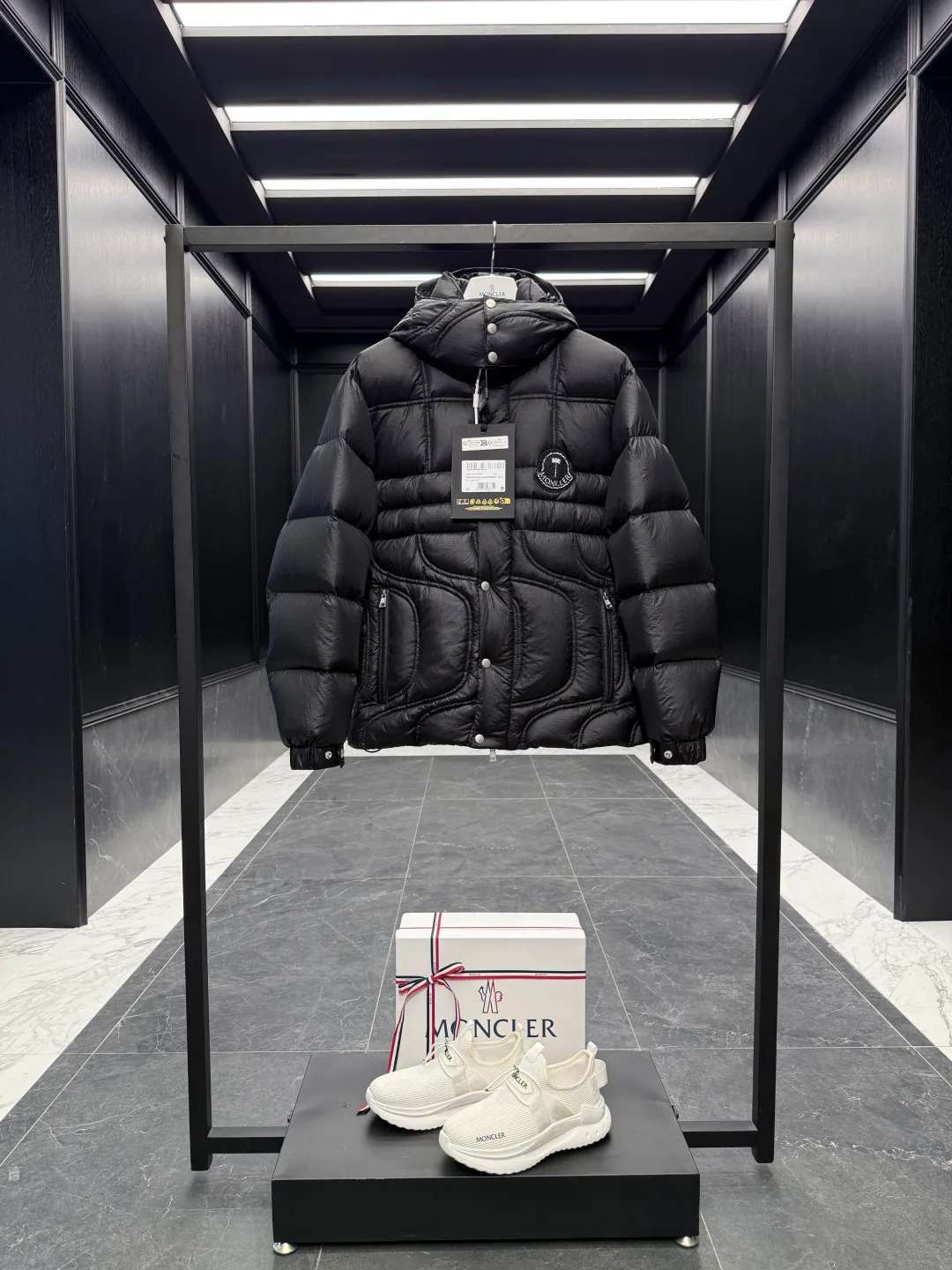 Women's Jackets And Down Jackets MONCLER 18007707