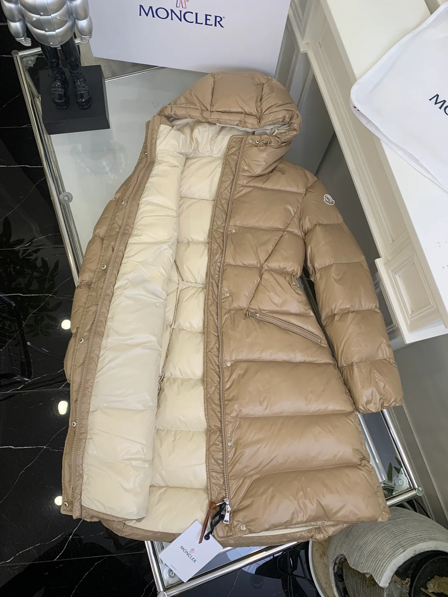 Women's Jackets And Down Jackets MONCLER 18240673