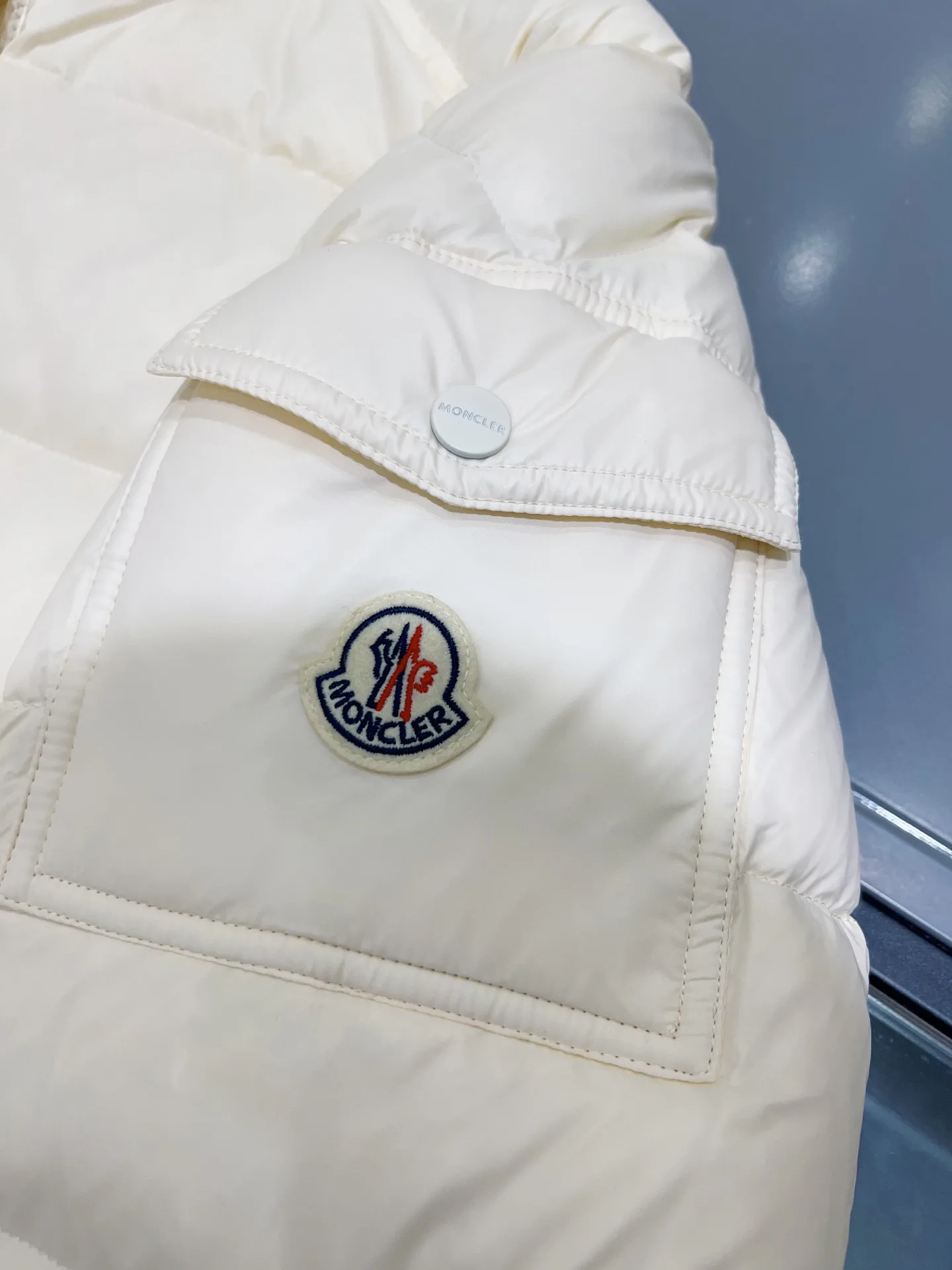 Women's Jackets And Down Jackets MONCLER 18368424