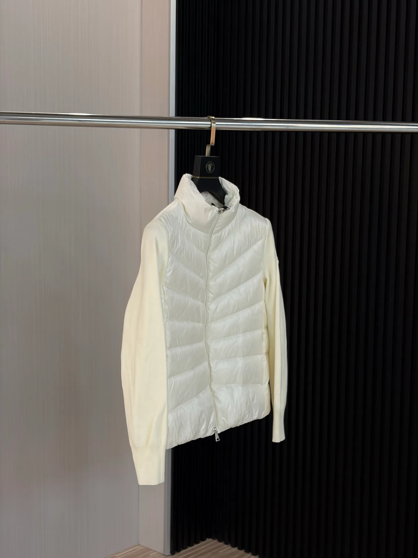 Women's Jackets And Down Jackets MONCLER 18529857