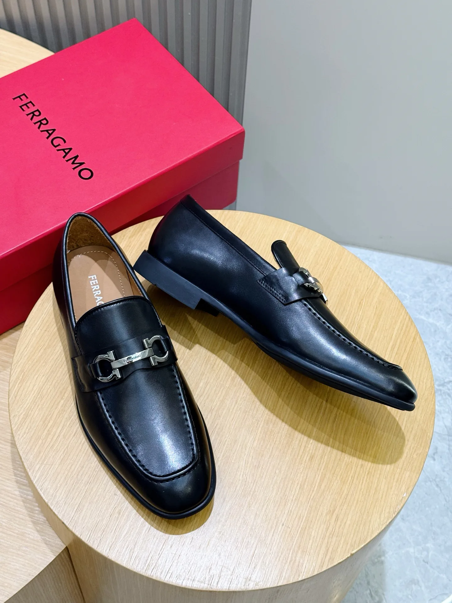 Men's Loafers And Dress Shoes SALVATORE FERRAGAMO 18101482