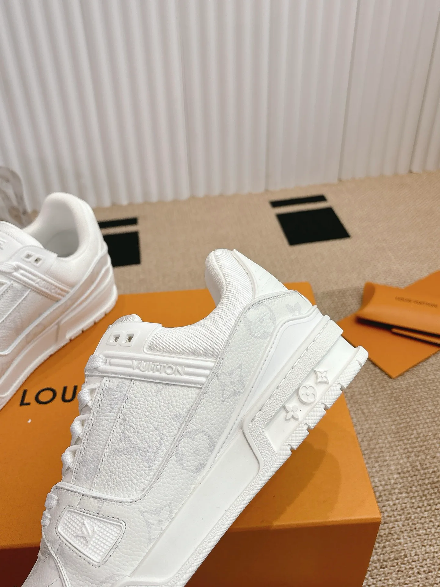 Women's Sneakers LOUIS VUITTON 18324768