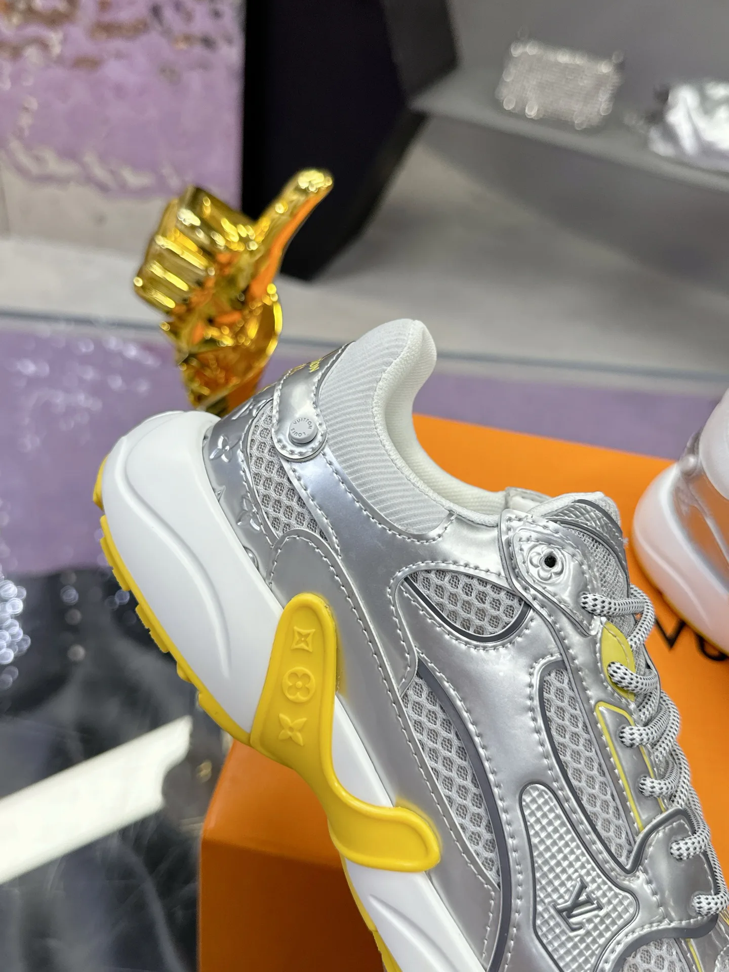 Women's Sneakers LOUIS VUITTON 17530433
