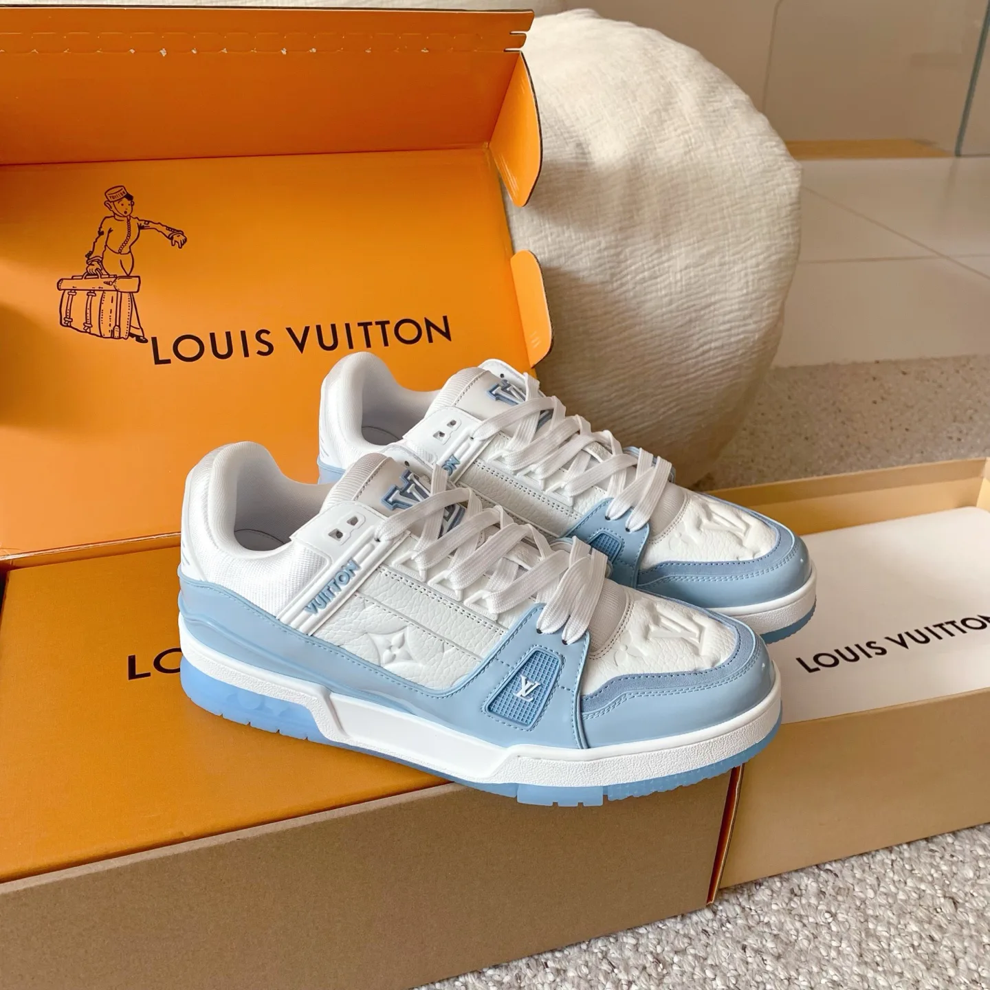 Women's Sneakers LOUIS VUITTON 18375817