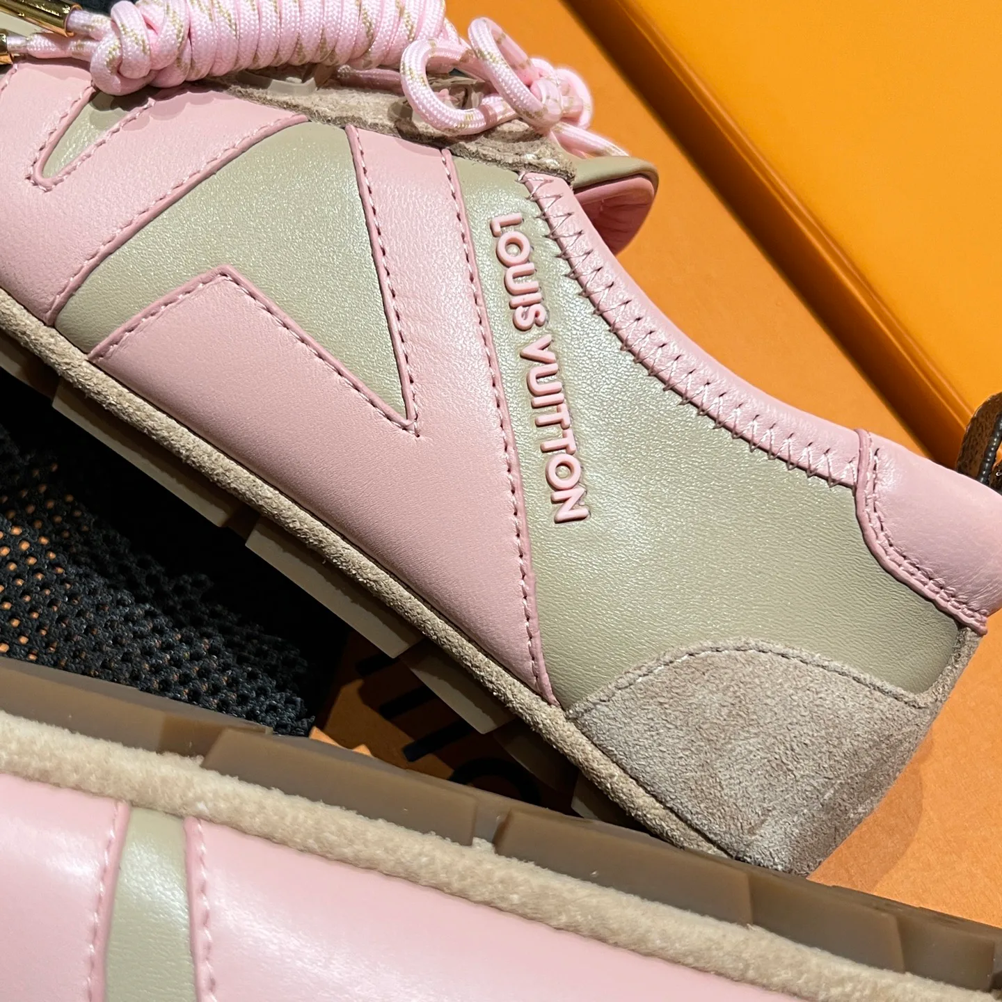 Women's Sneakers LOUIS VUITTON 18194164