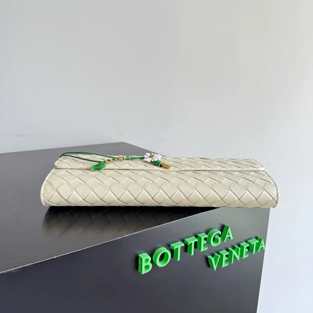 Women's Clutches BOTTEGA VENETA 18367567