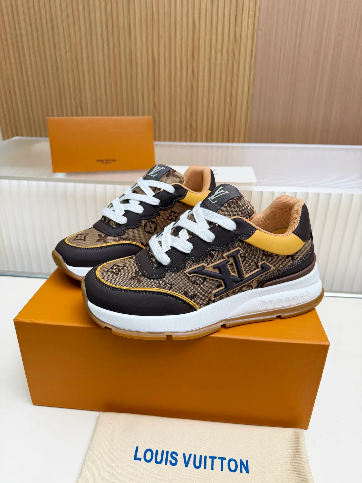 Women's Sneakers LOUIS VUITTON 18212251