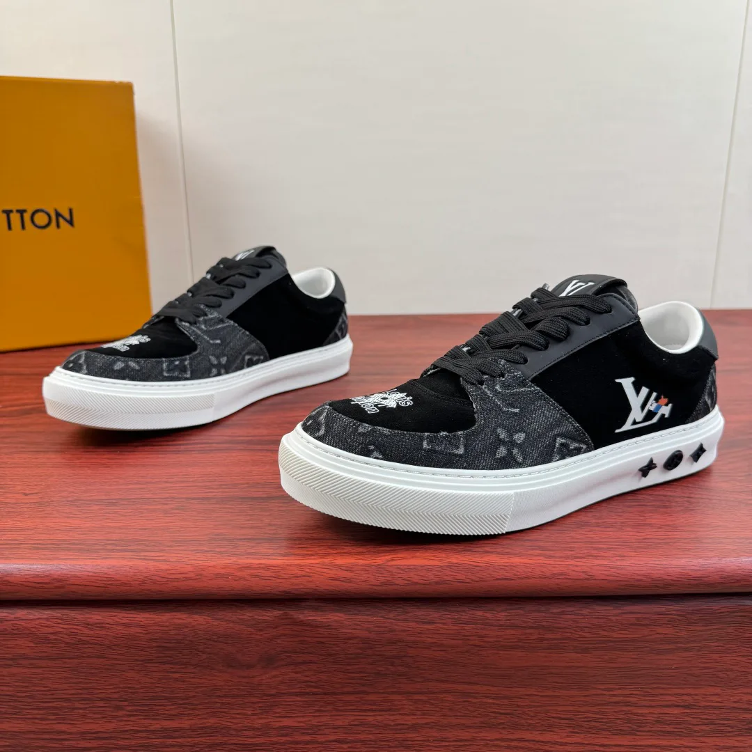 Men's Sneakers LOUIS VUITTON 18100488