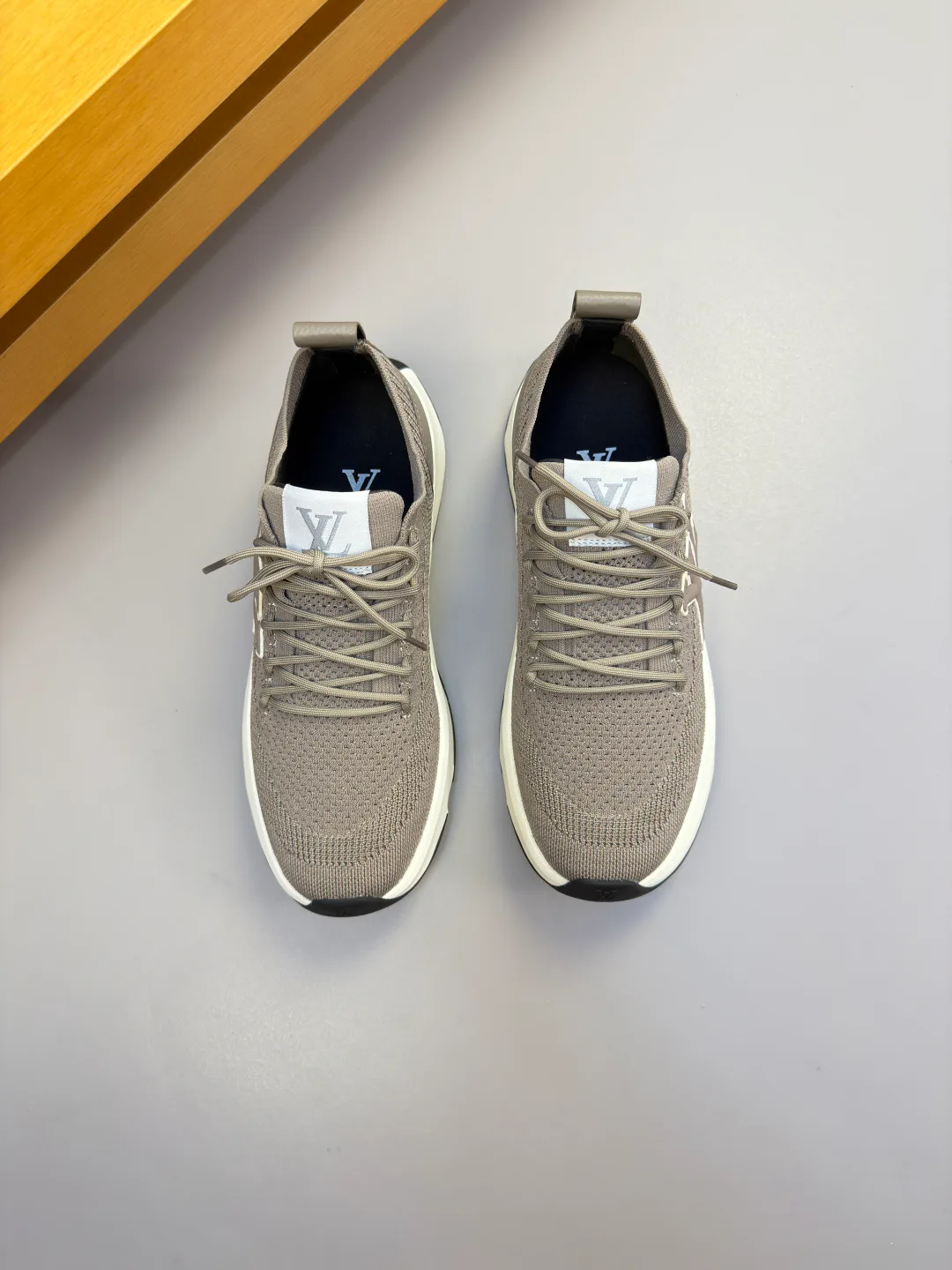 Men's Sneakers LOUIS VUITTON 18142542