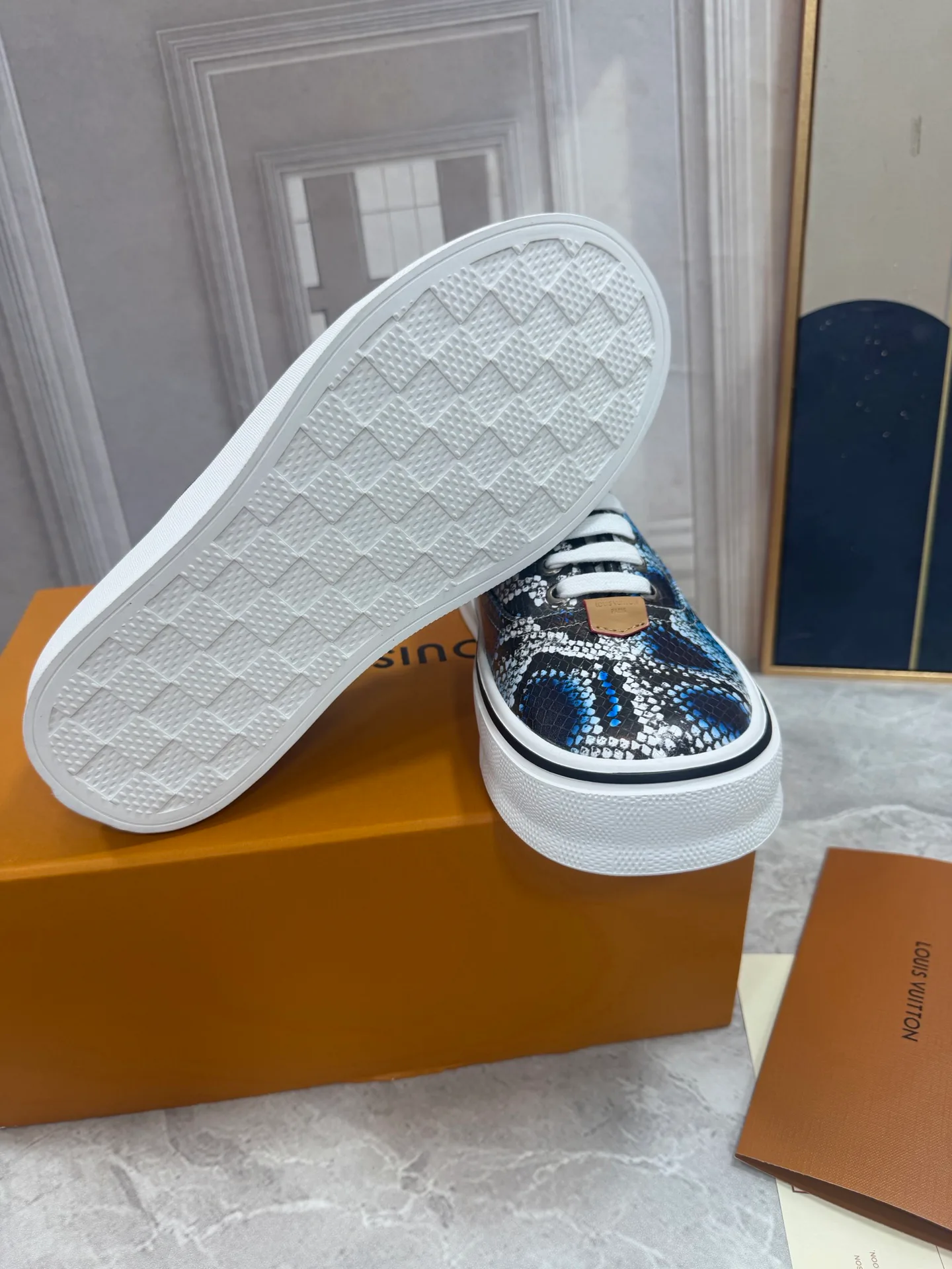 Men's Sneakers LOUIS VUITTON 18190060